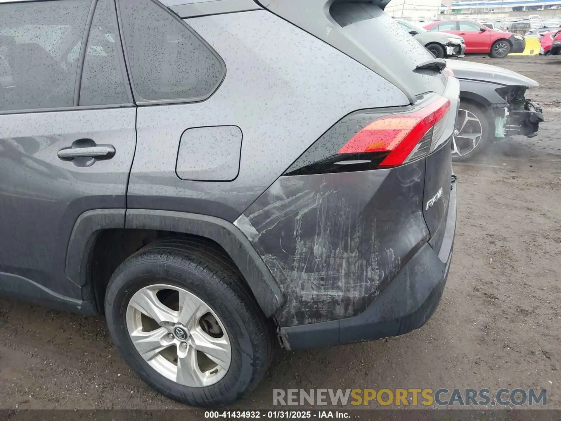 18 Photograph of a damaged car 2T3P1RFV4LW131273 TOYOTA RAV4 2020
