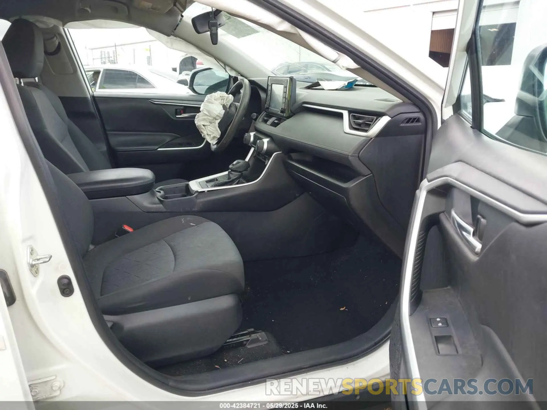 5 Photograph of a damaged car 2T3P1RFV5LC111146 TOYOTA RAV4 2020