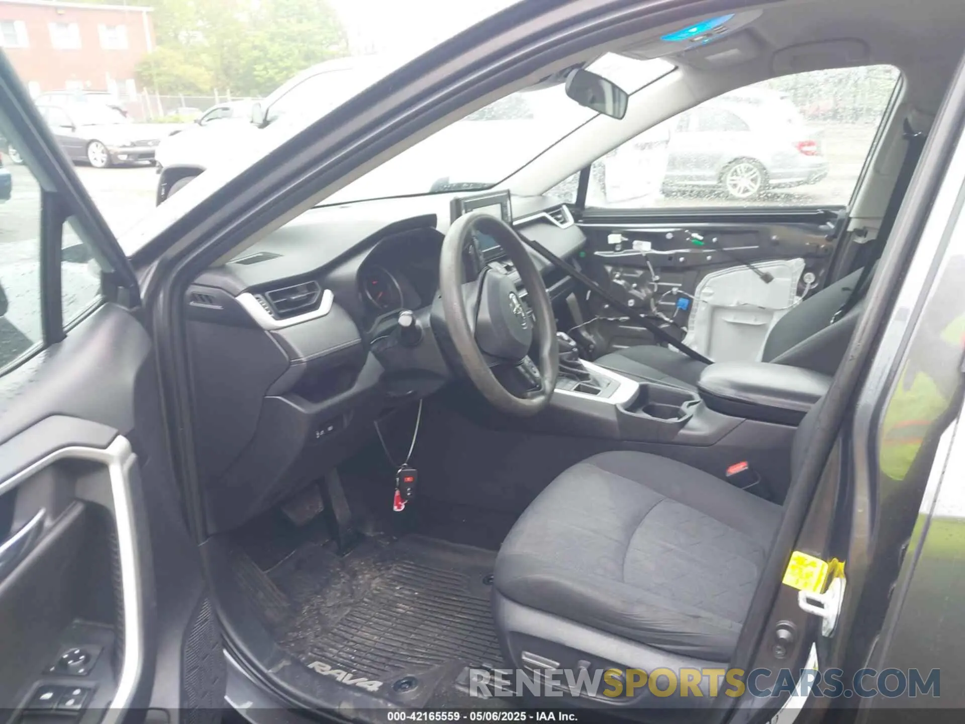 5 Photograph of a damaged car 2T3P1RFV5LC111826 TOYOTA RAV4 2020