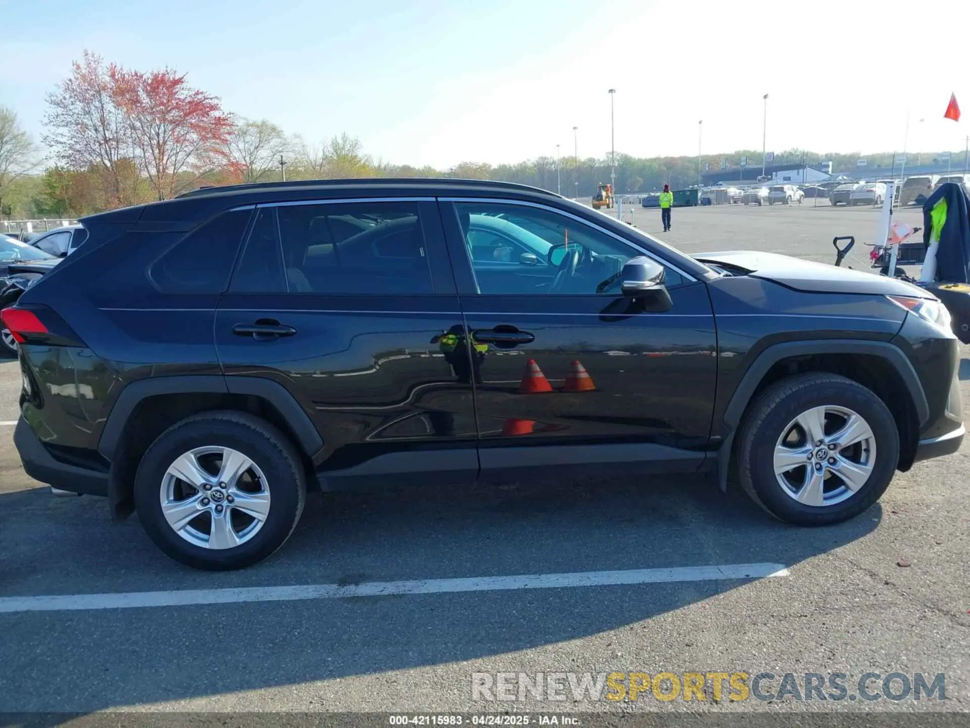 13 Photograph of a damaged car 2T3P1RFV5LW117270 TOYOTA RAV4 2020