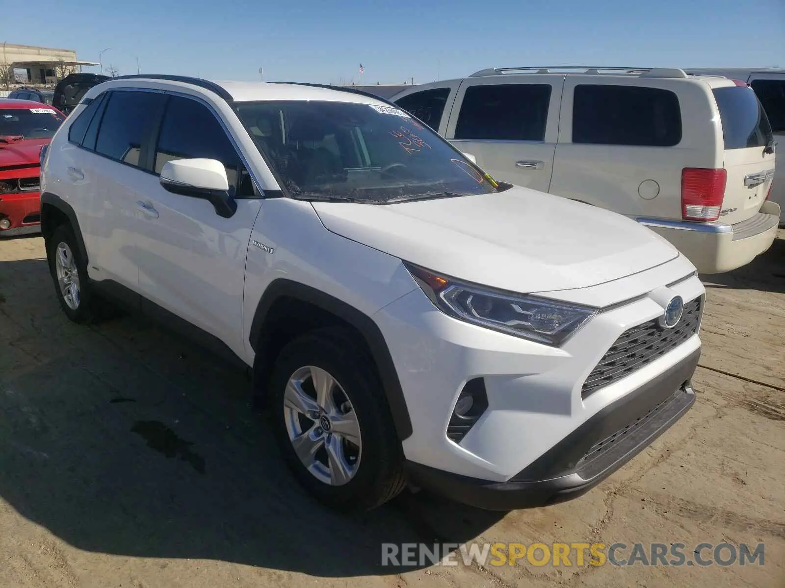 1 Photograph of a damaged car 2T3RWRFV1LW095925 TOYOTA RAV4 2020