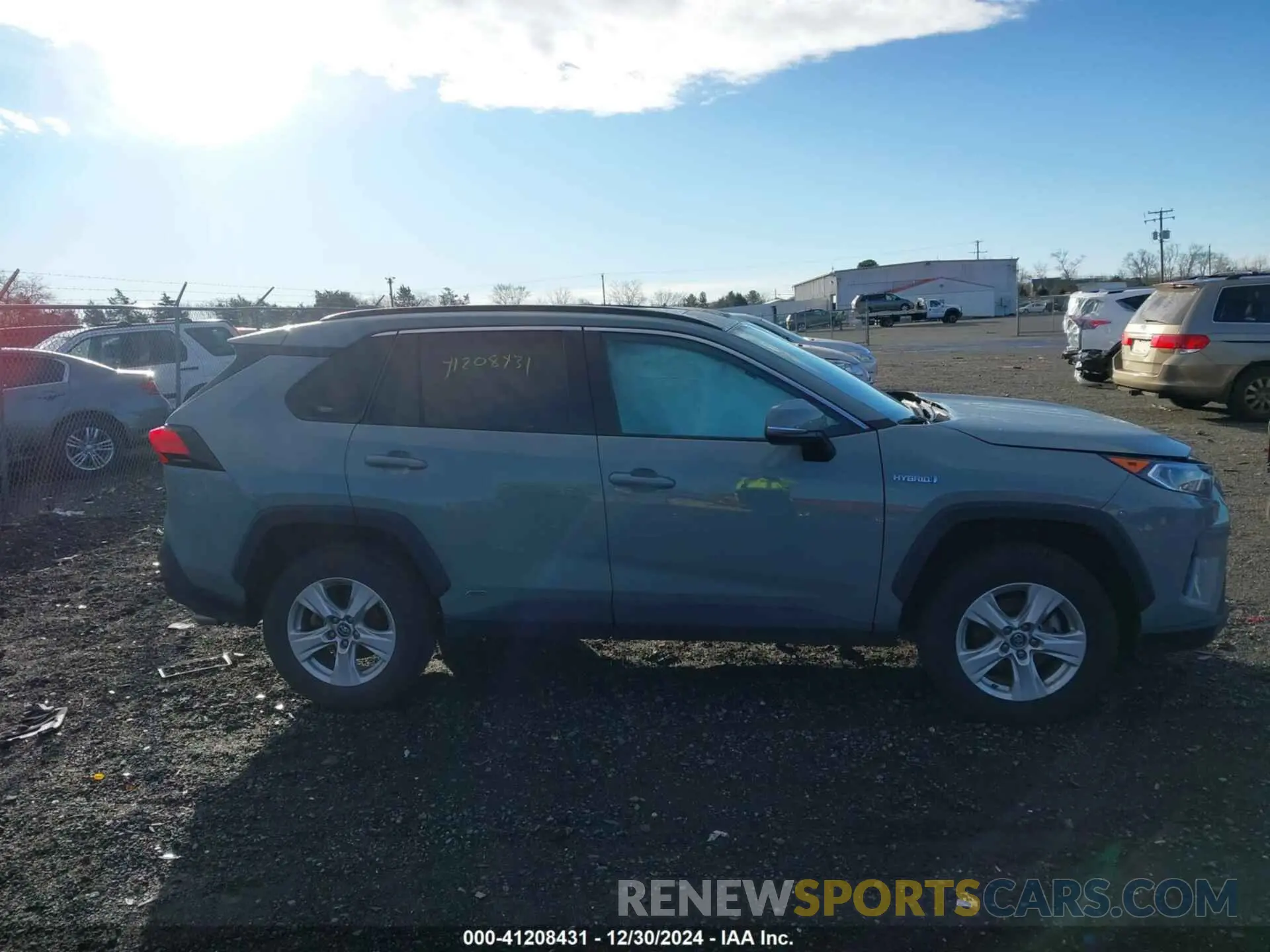 13 Photograph of a damaged car 2T3RWRFV4LW057766 TOYOTA RAV4 2020