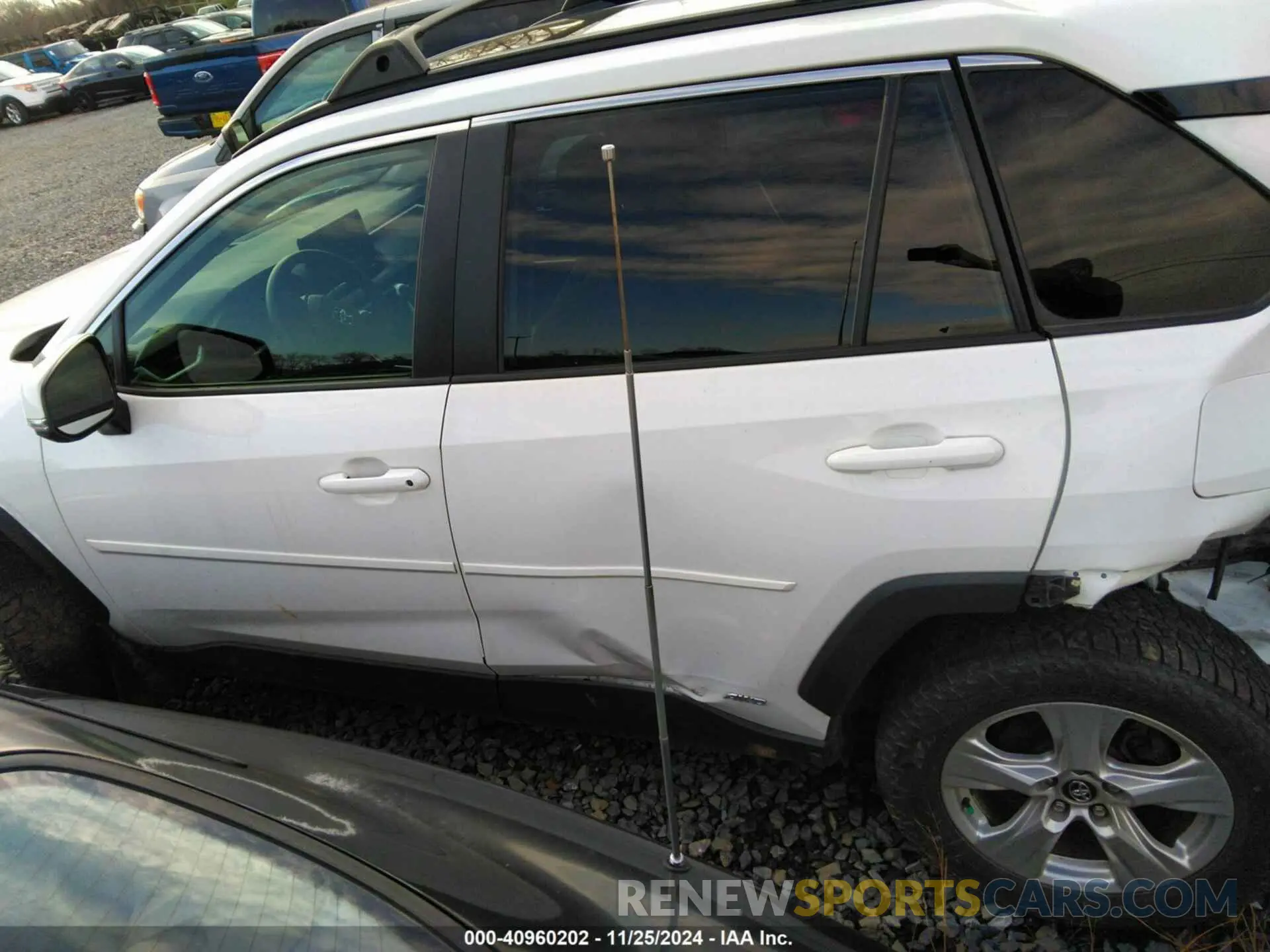 13 Photograph of a damaged car 2T3RWRFV8LW063540 TOYOTA RAV4 2020