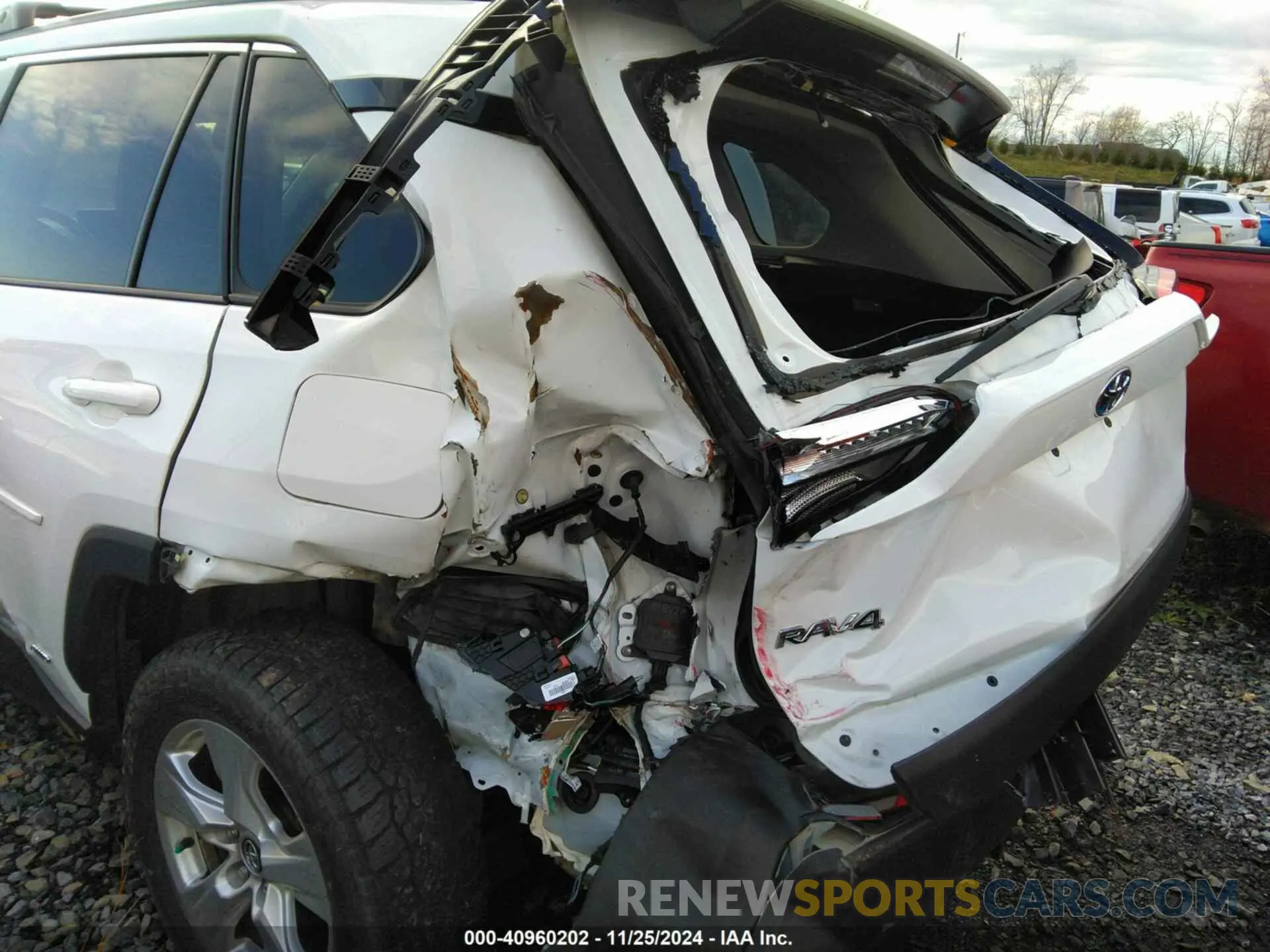 6 Photograph of a damaged car 2T3RWRFV8LW063540 TOYOTA RAV4 2020