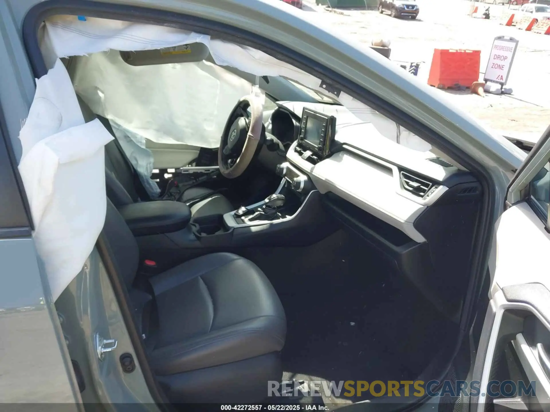 5 Photograph of a damaged car 2T3W1RFV0LC081789 TOYOTA RAV4 2020