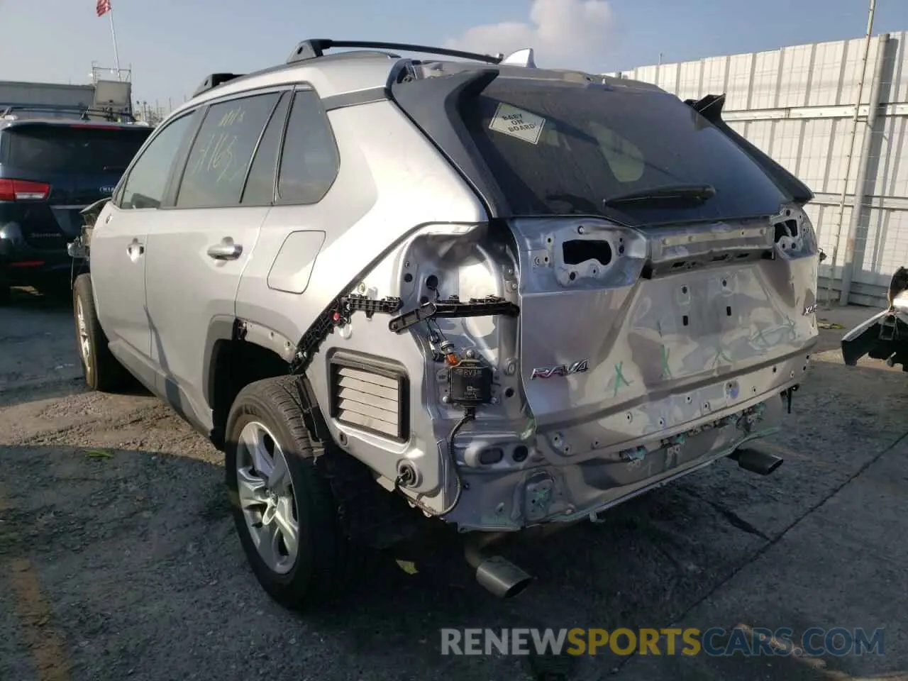 3 Фотография поврежденного автомобиля 2T3W1RFV1LW097188 TOYOTA RAV4 2020