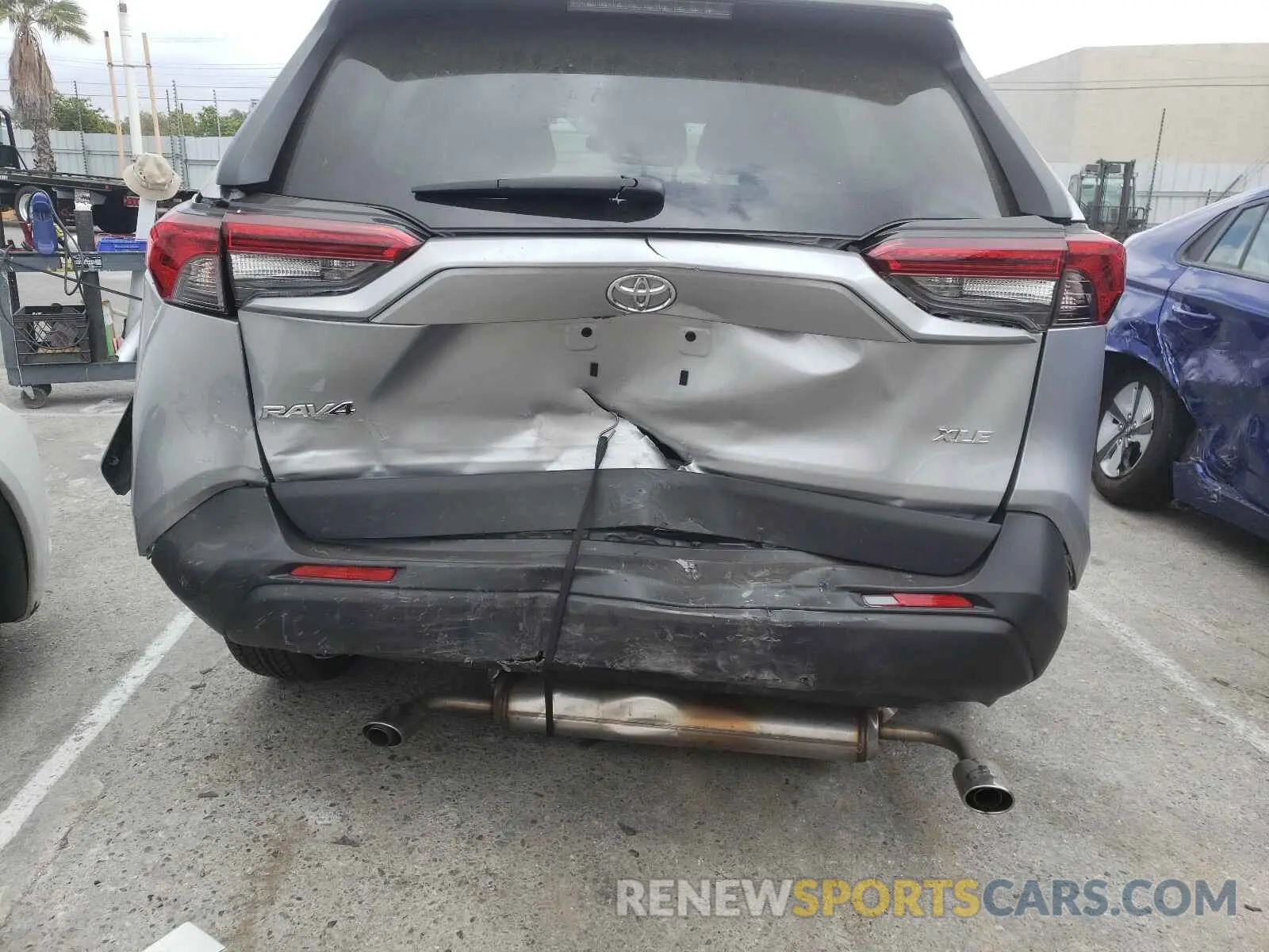 9 Photograph of a damaged car 2T3W1RFV1LW097630 TOYOTA RAV4 2020
