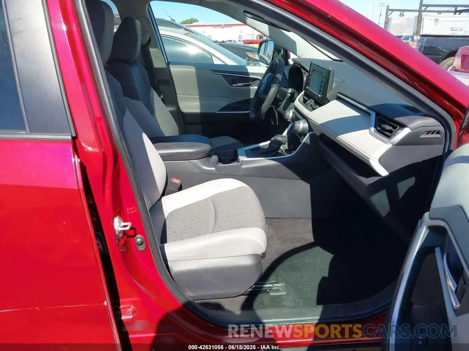 5 Photograph of a damaged car 2T3W1RFV2LW077919 TOYOTA RAV4 2020
