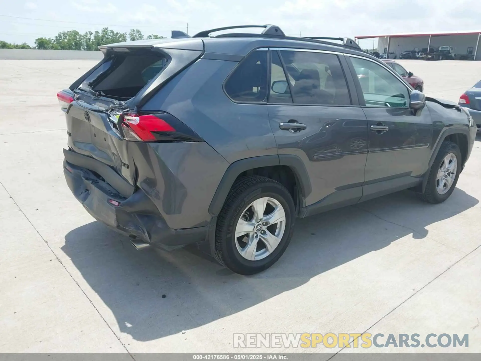 4 Photograph of a damaged car 2T3W1RFV4LC039335 TOYOTA RAV4 2020