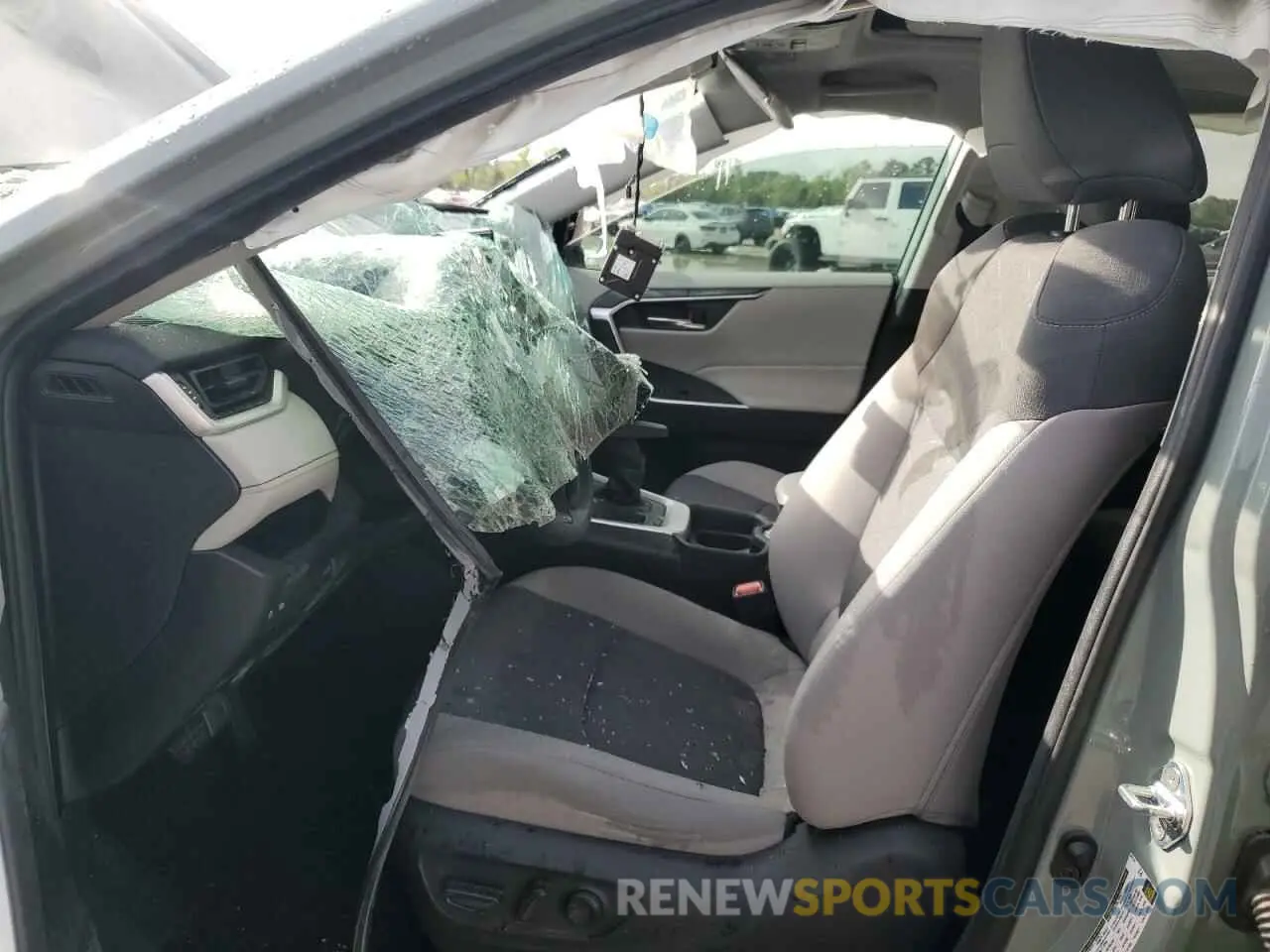 7 Photograph of a damaged car 2T3W1RFV4LW067828 TOYOTA RAV4 2020