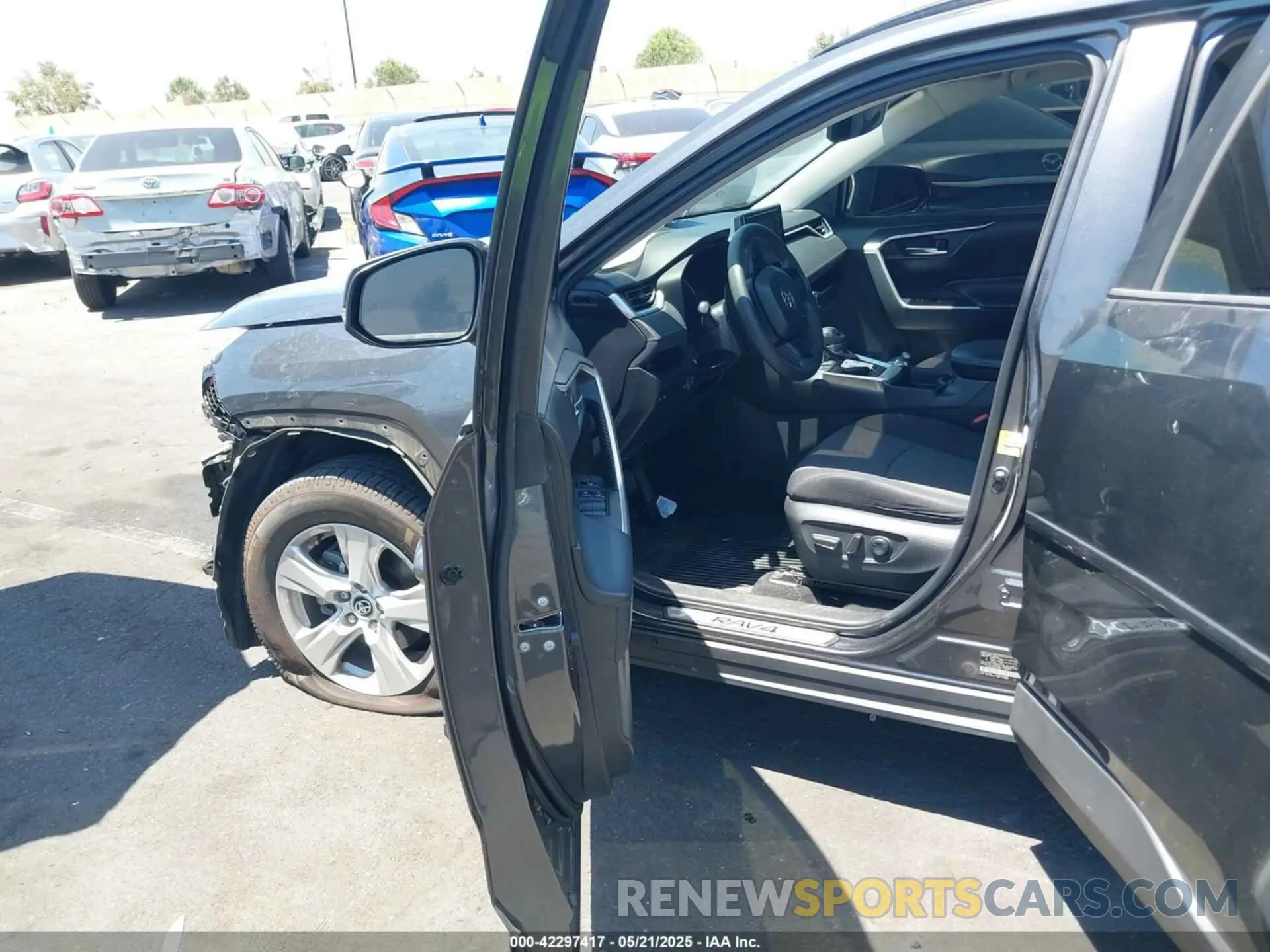 5 Photograph of a damaged car 2T3W1RFV6LC081800 TOYOTA RAV4 2020