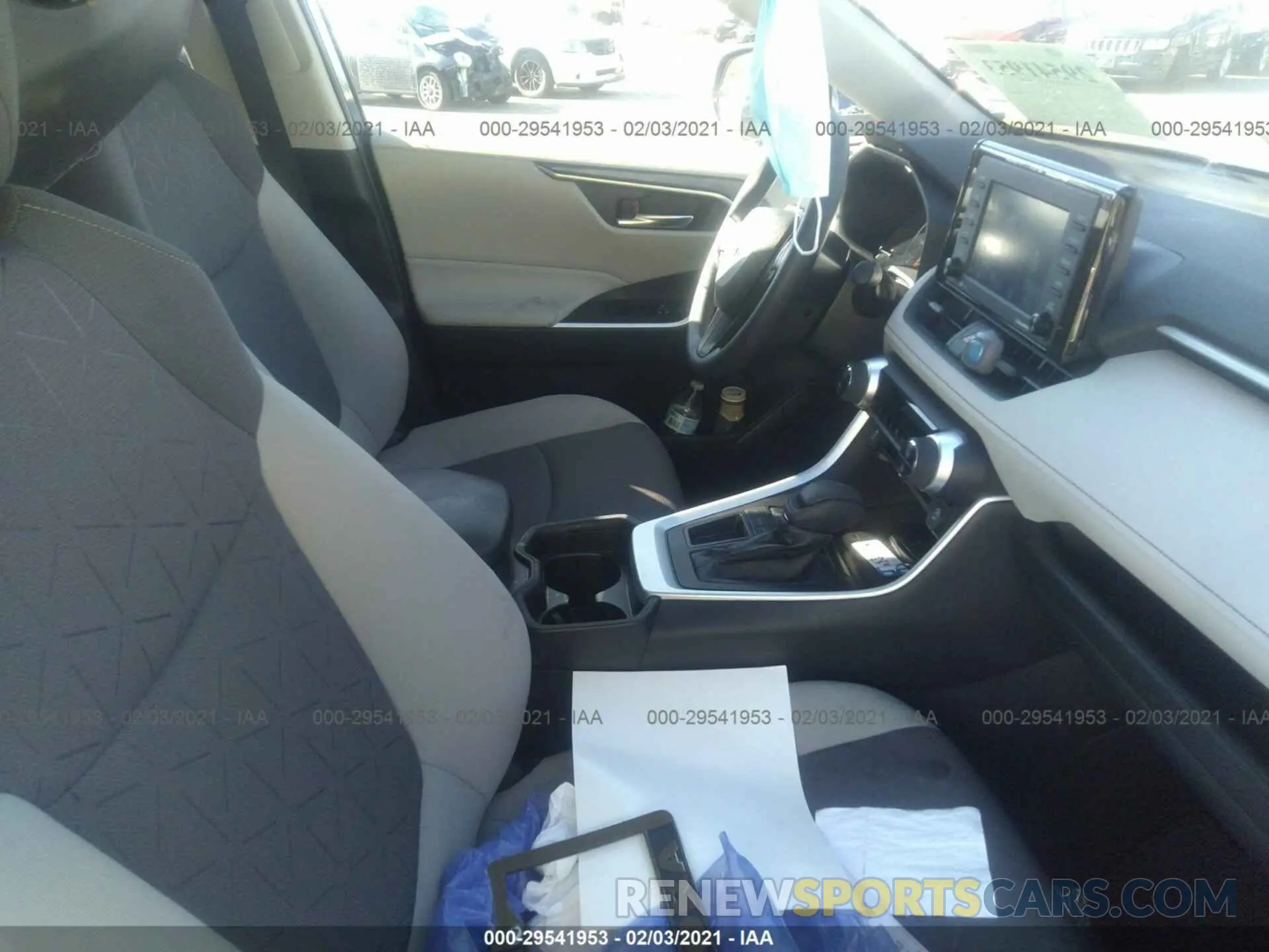 5 Photograph of a damaged car 2T3W1RFV6LW098014 TOYOTA RAV4 2020