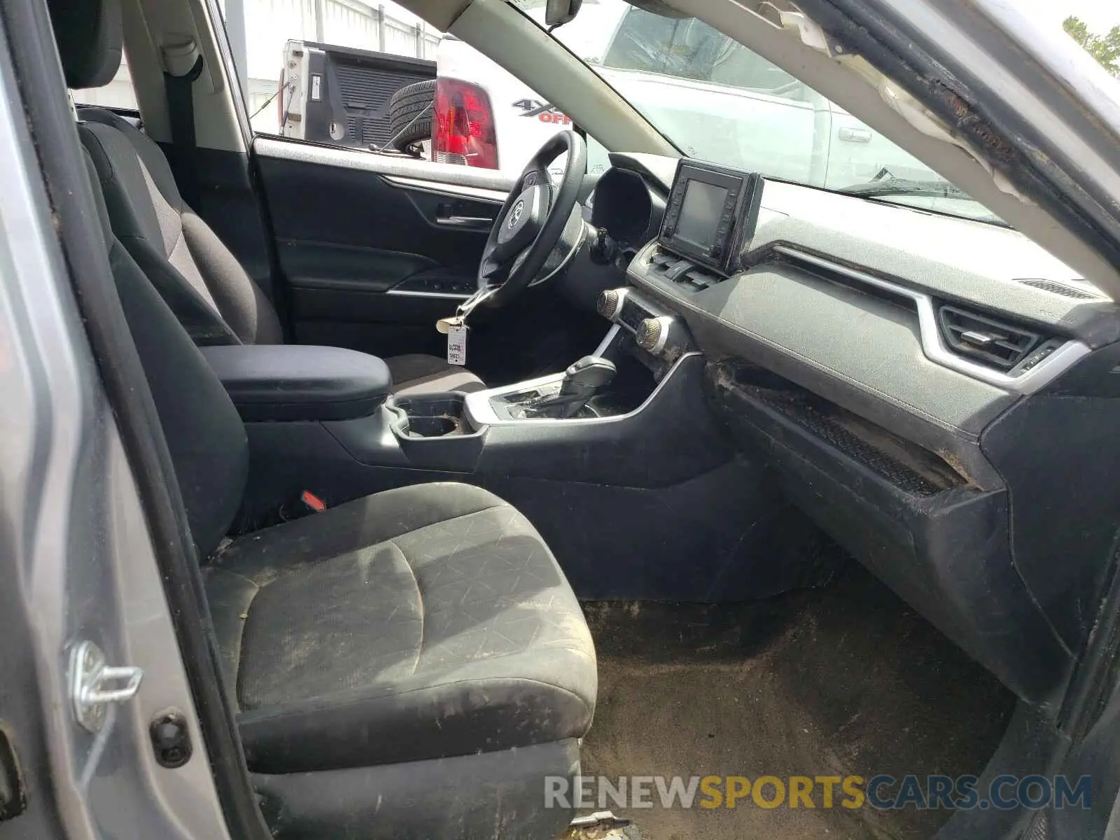 5 Photograph of a damaged car 2T3W1RFV9LC041033 TOYOTA RAV4 2020