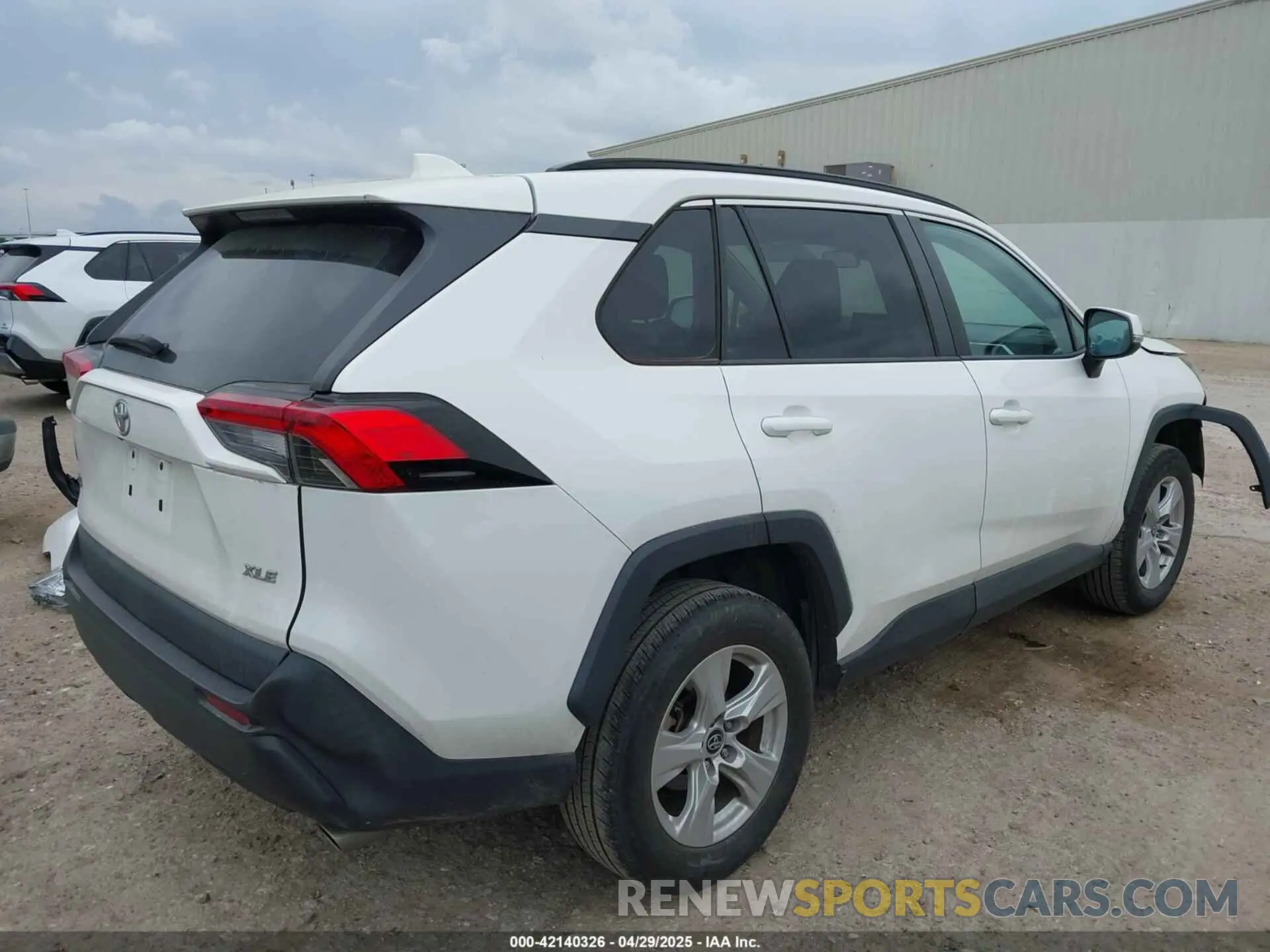 4 Photograph of a damaged car 2T3W1RFV9LW091901 TOYOTA RAV4 2020