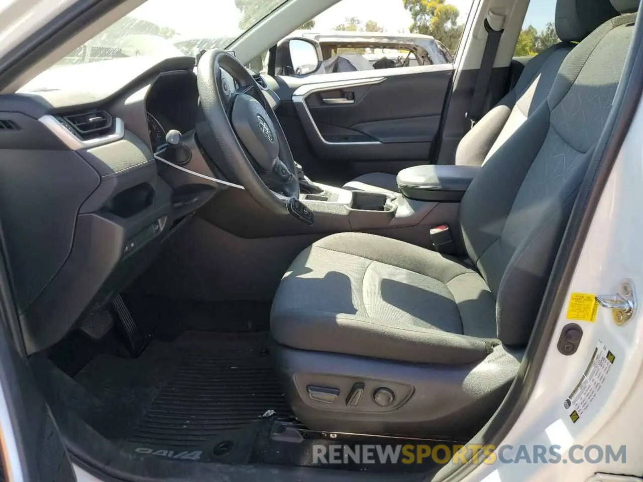 7 Photograph of a damaged car 2T3W1RFVXLW076047 TOYOTA RAV4 2020
