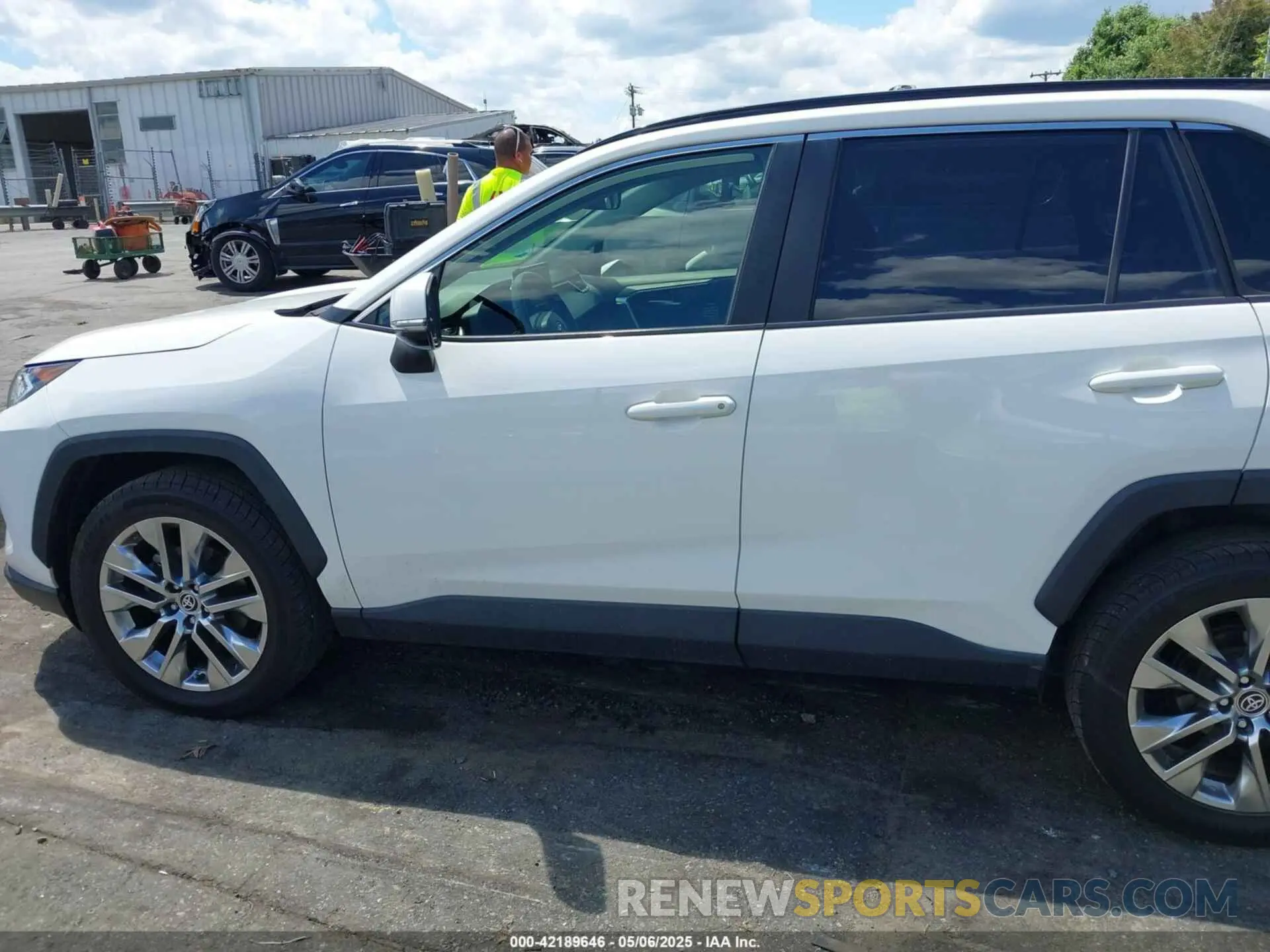 14 Photograph of a damaged car JTMA1RFV3LD055015 TOYOTA RAV4 2020