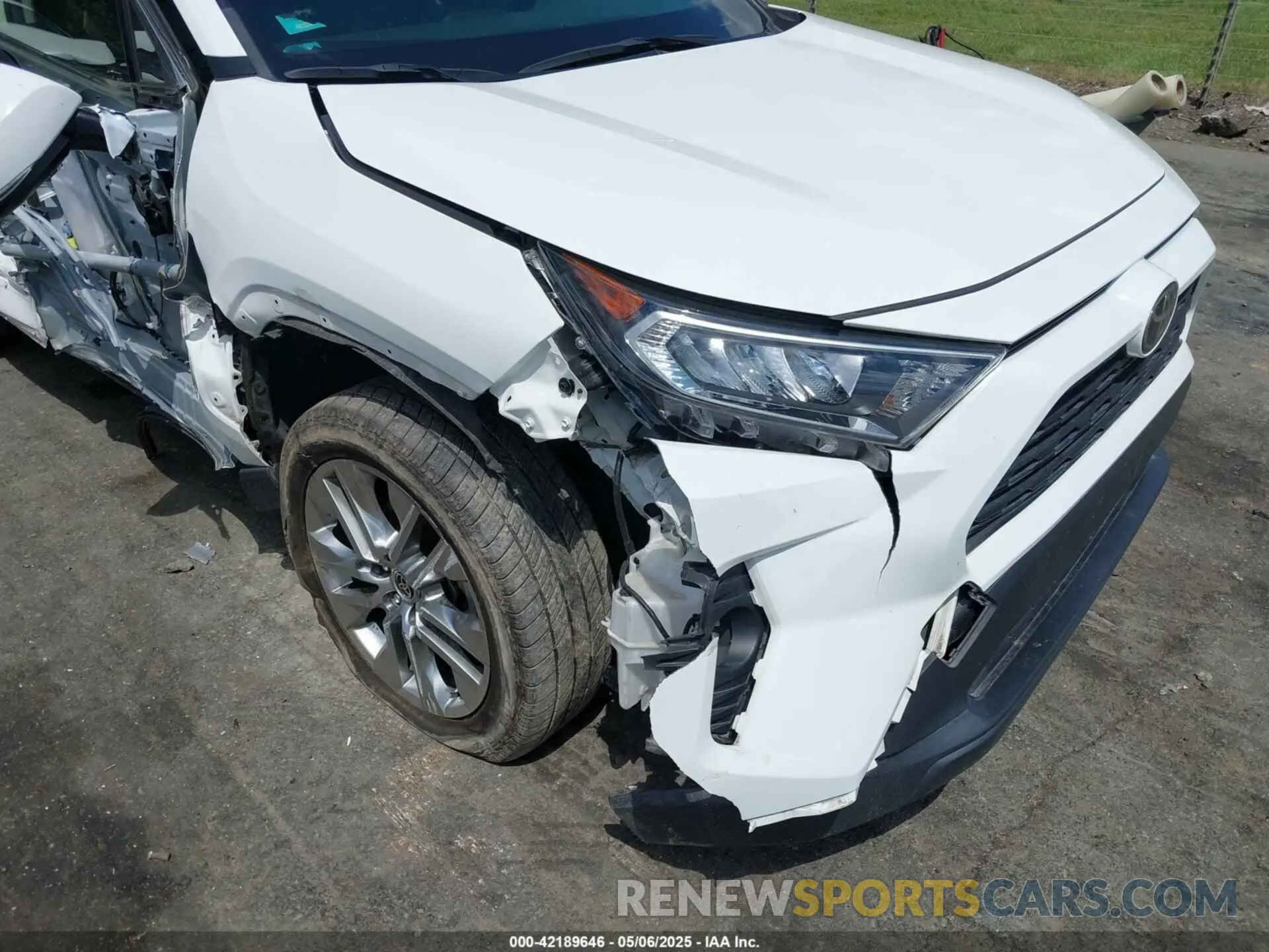 17 Photograph of a damaged car JTMA1RFV3LD055015 TOYOTA RAV4 2020