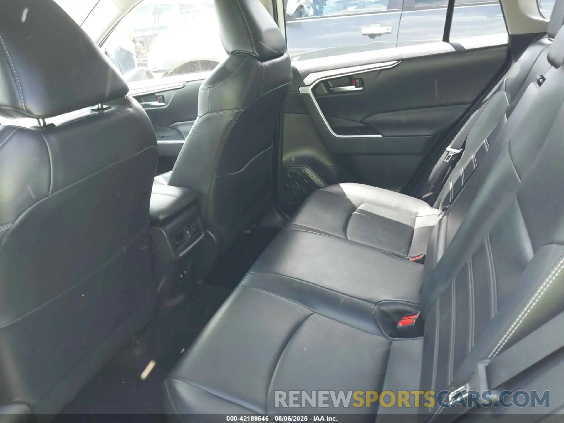 8 Photograph of a damaged car JTMA1RFV3LD055015 TOYOTA RAV4 2020