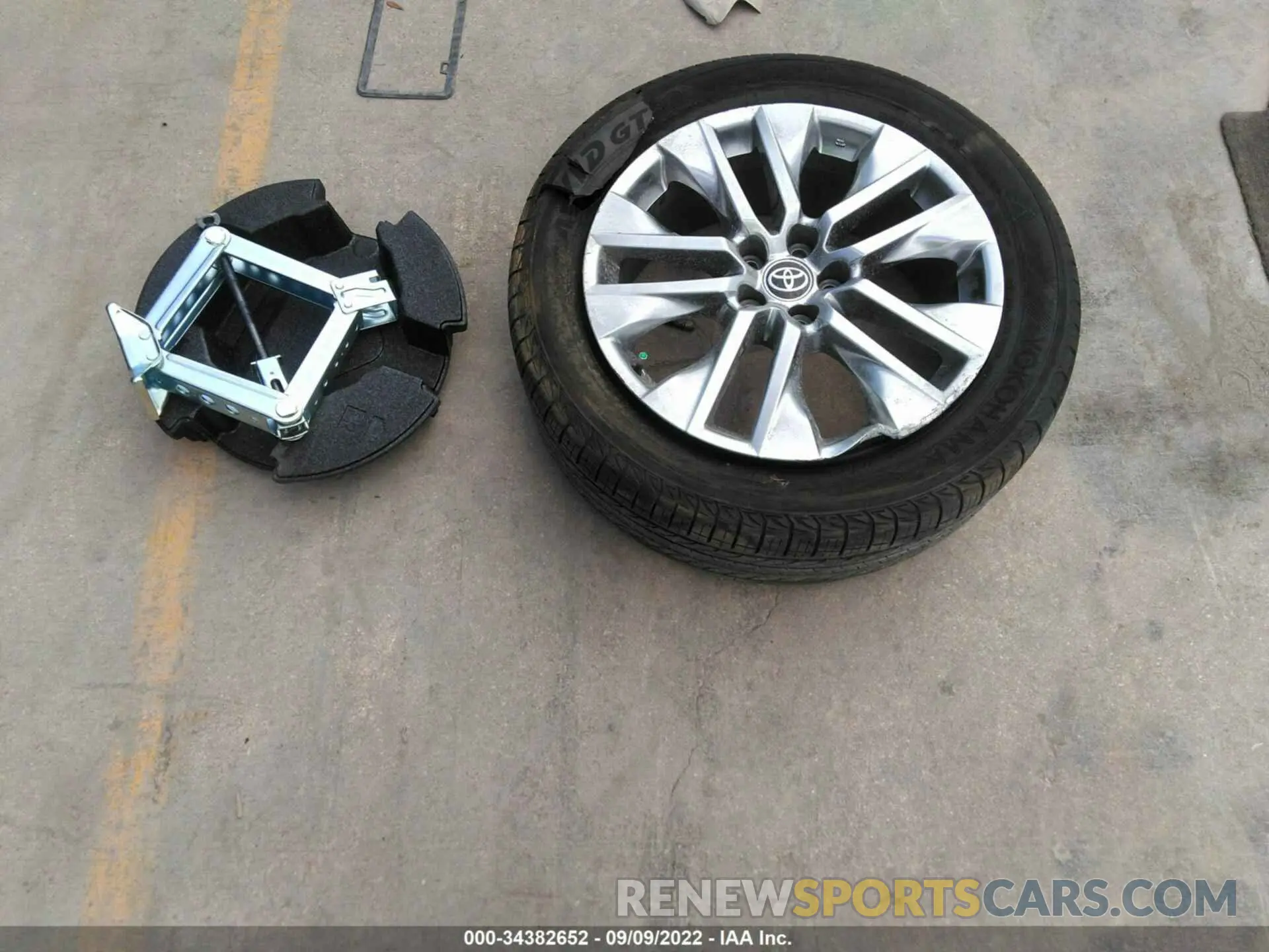 12 Photograph of a damaged car JTMC1RFV6LD055938 TOYOTA RAV4 2020