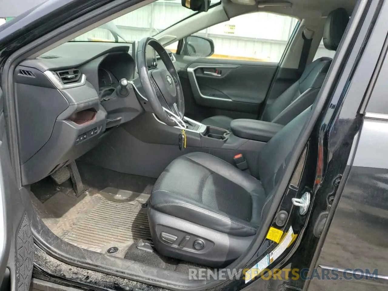 7 Photograph of a damaged car JTMD6RFV1LD006619 TOYOTA RAV4 2020