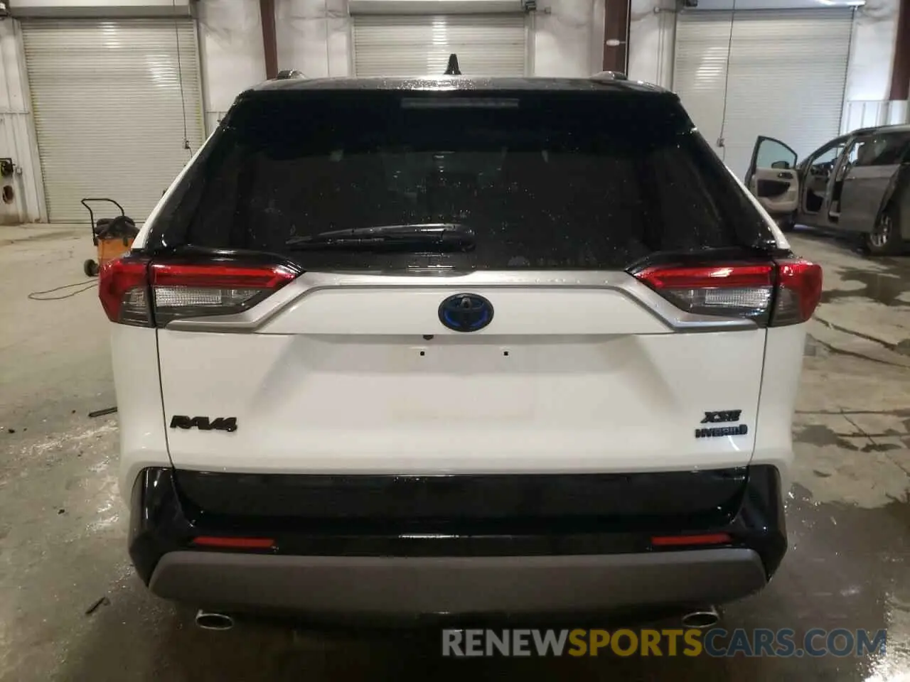 6 Photograph of a damaged car JTMEWRFV1LJ043370 TOYOTA RAV4 2020