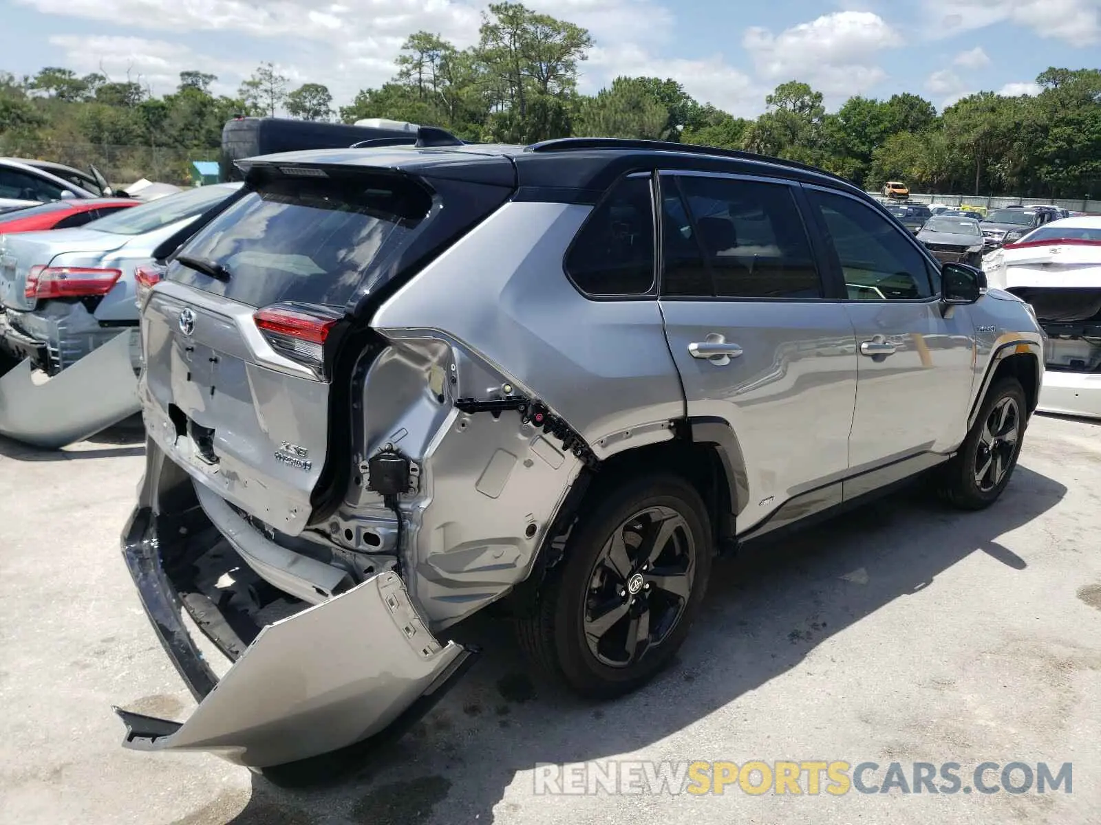 4 Photograph of a damaged car JTMEWRFV7LJ039470 TOYOTA RAV4 2020
