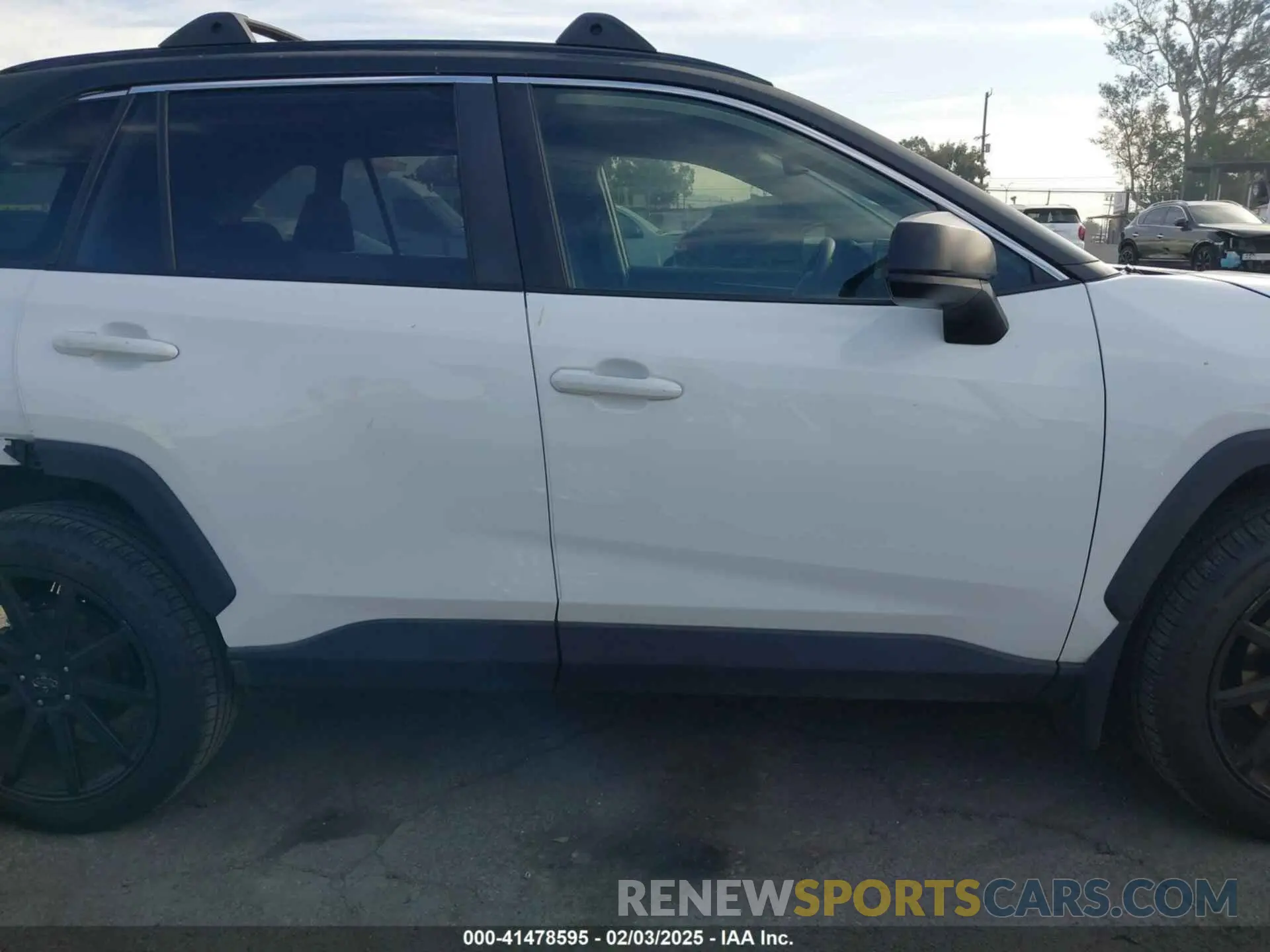 14 Photograph of a damaged car JTMH1RFV1LD048496 TOYOTA RAV4 2020