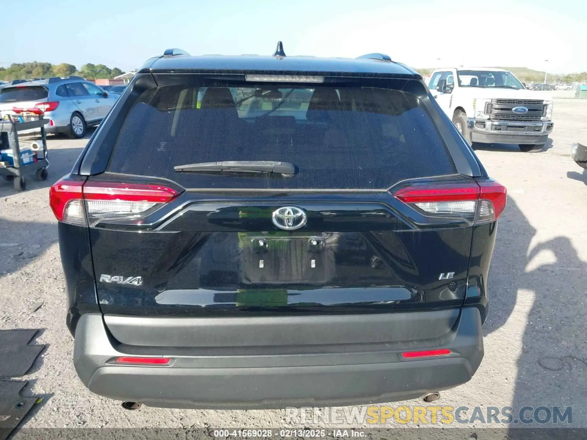 17 Photograph of a damaged car JTMH1RFV8LD059592 TOYOTA RAV4 2020