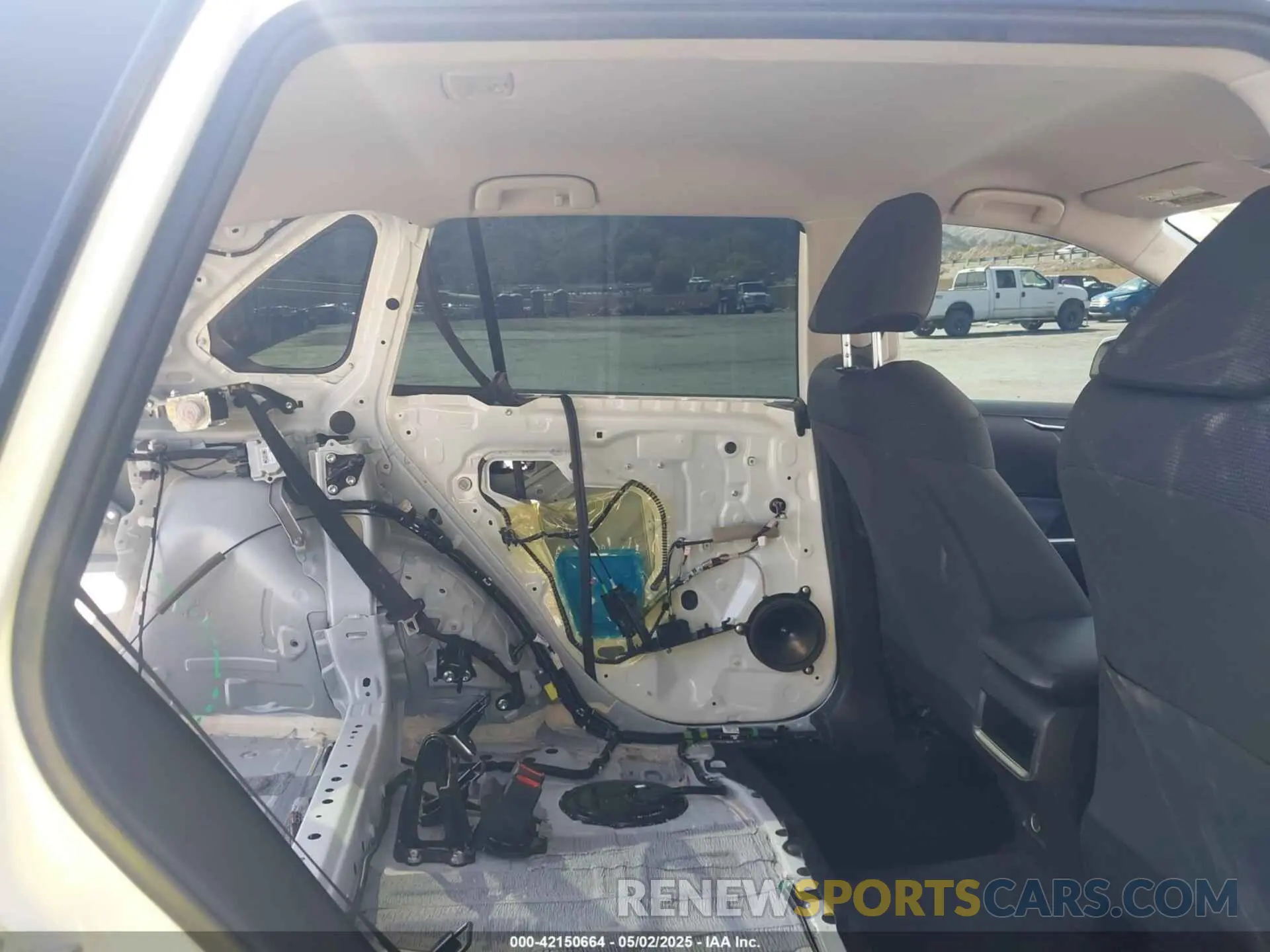 8 Photograph of a damaged car JTMK1RFV0LD060130 TOYOTA RAV4 2020