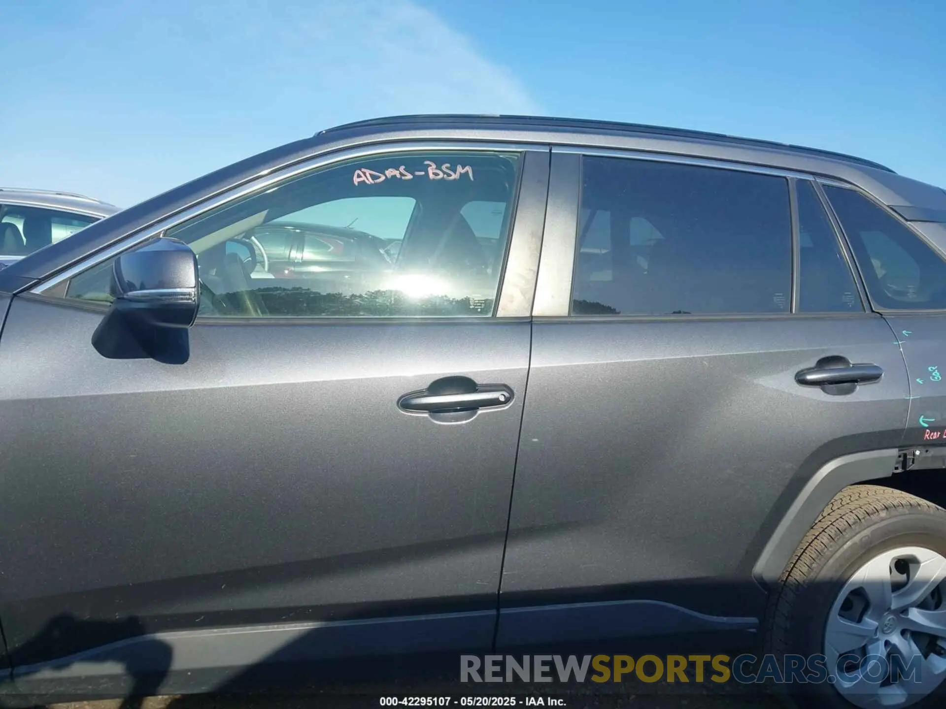 15 Photograph of a damaged car JTMK1RFV3LD053513 TOYOTA RAV4 2020
