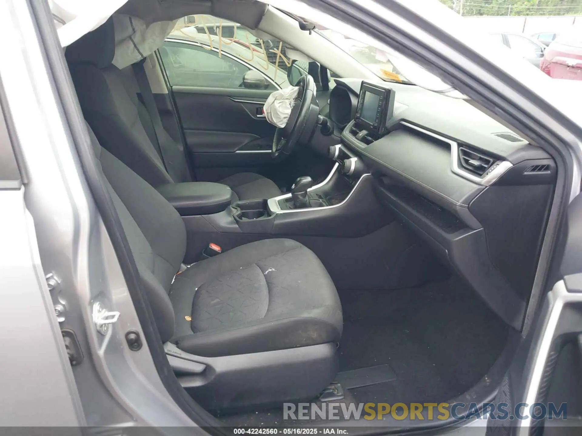 5 Photograph of a damaged car JTMP1RFV9LD053179 TOYOTA RAV4 2020