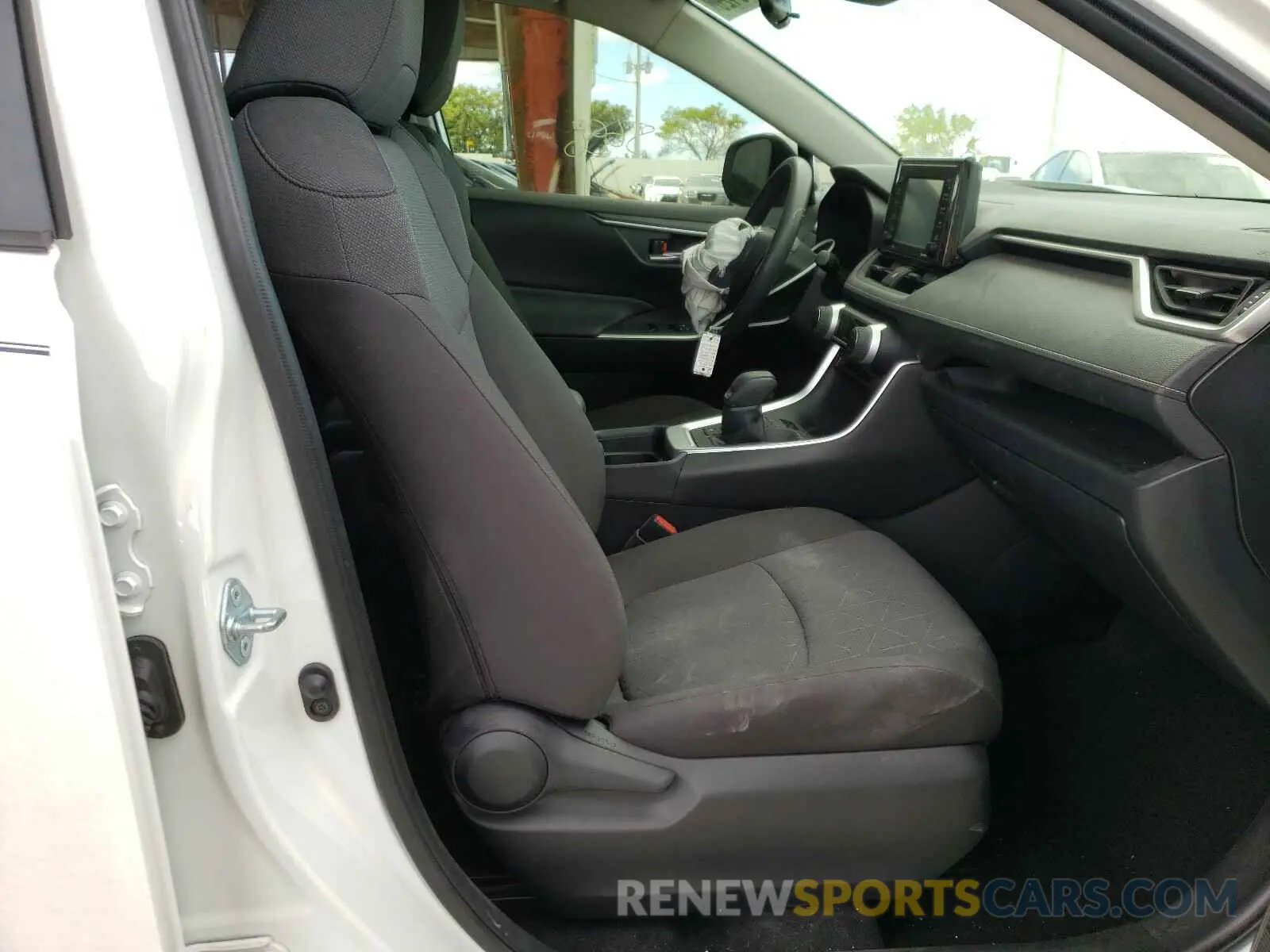 5 Photograph of a damaged car JTMRWRFV5LD069342 TOYOTA RAV4 2020