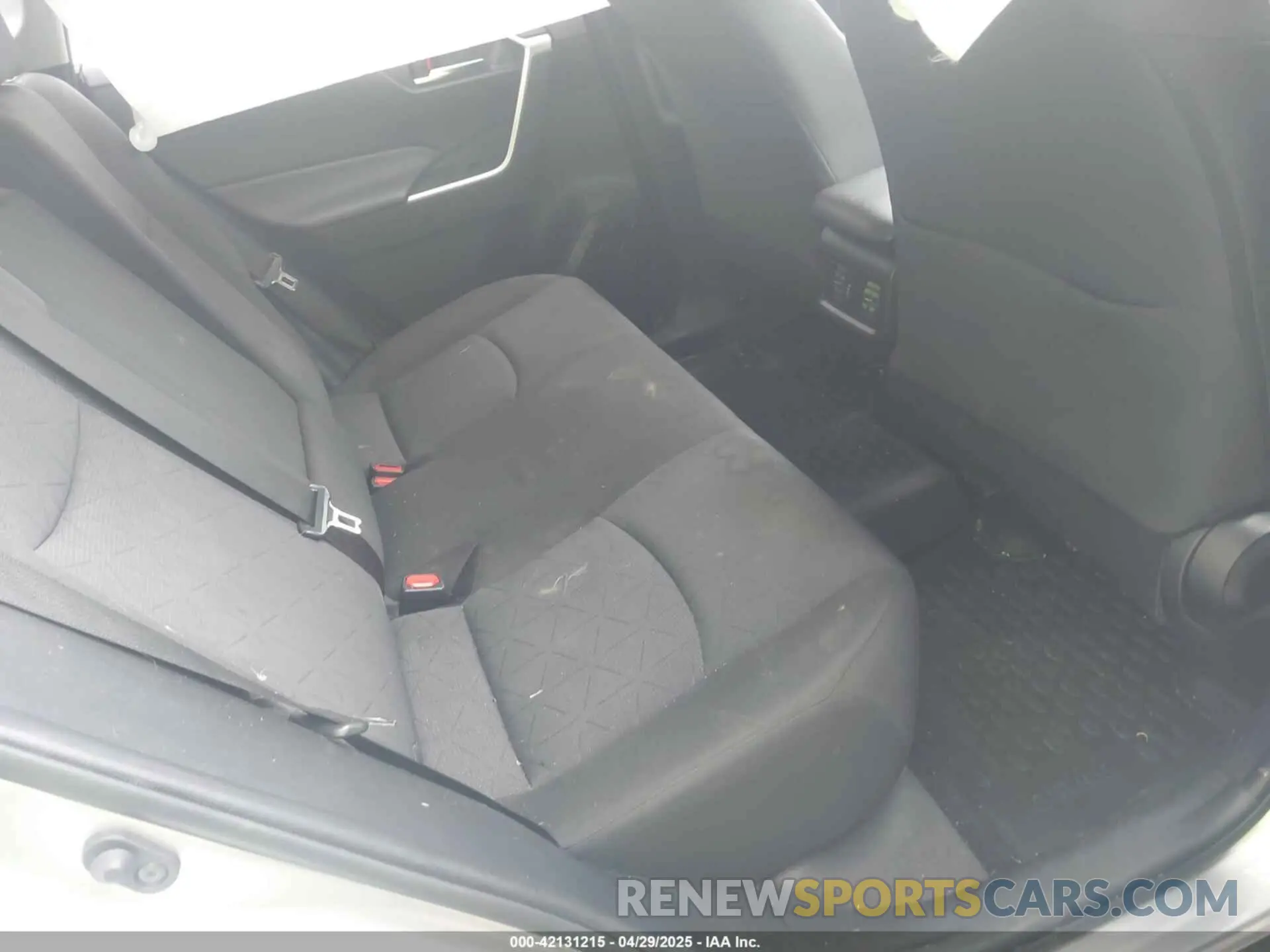 8 Фотография поврежденного автомобиля JTMW1RFV7LJ018413 TOYOTA RAV4 2020
