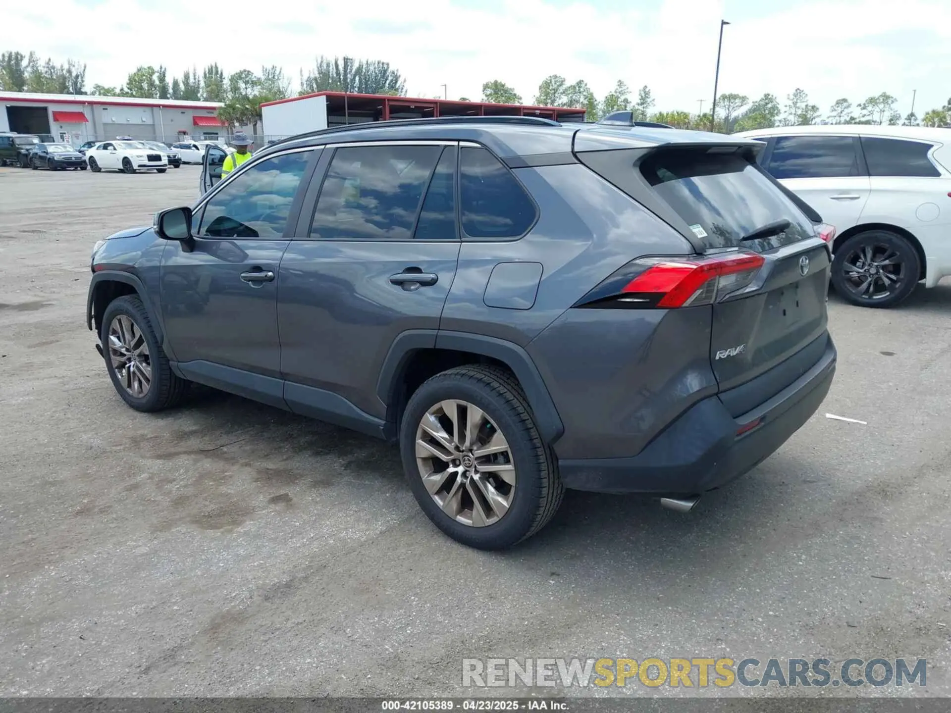 3 Фотография поврежденного автомобиля 2T3C1RFV1MC153555 TOYOTA RAV4 2021