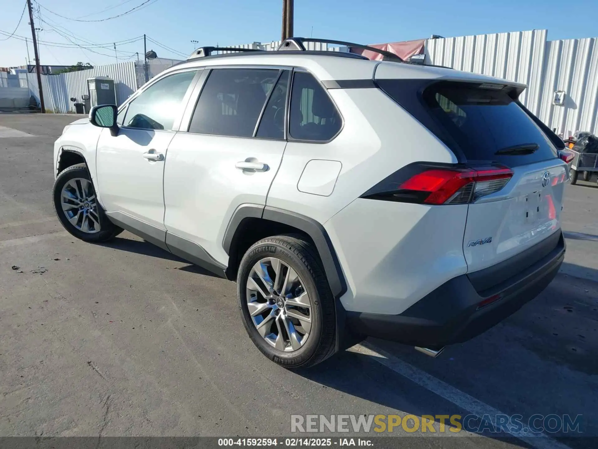 3 Фотография поврежденного автомобиля 2T3C1RFV3MW158285 TOYOTA RAV4 2021