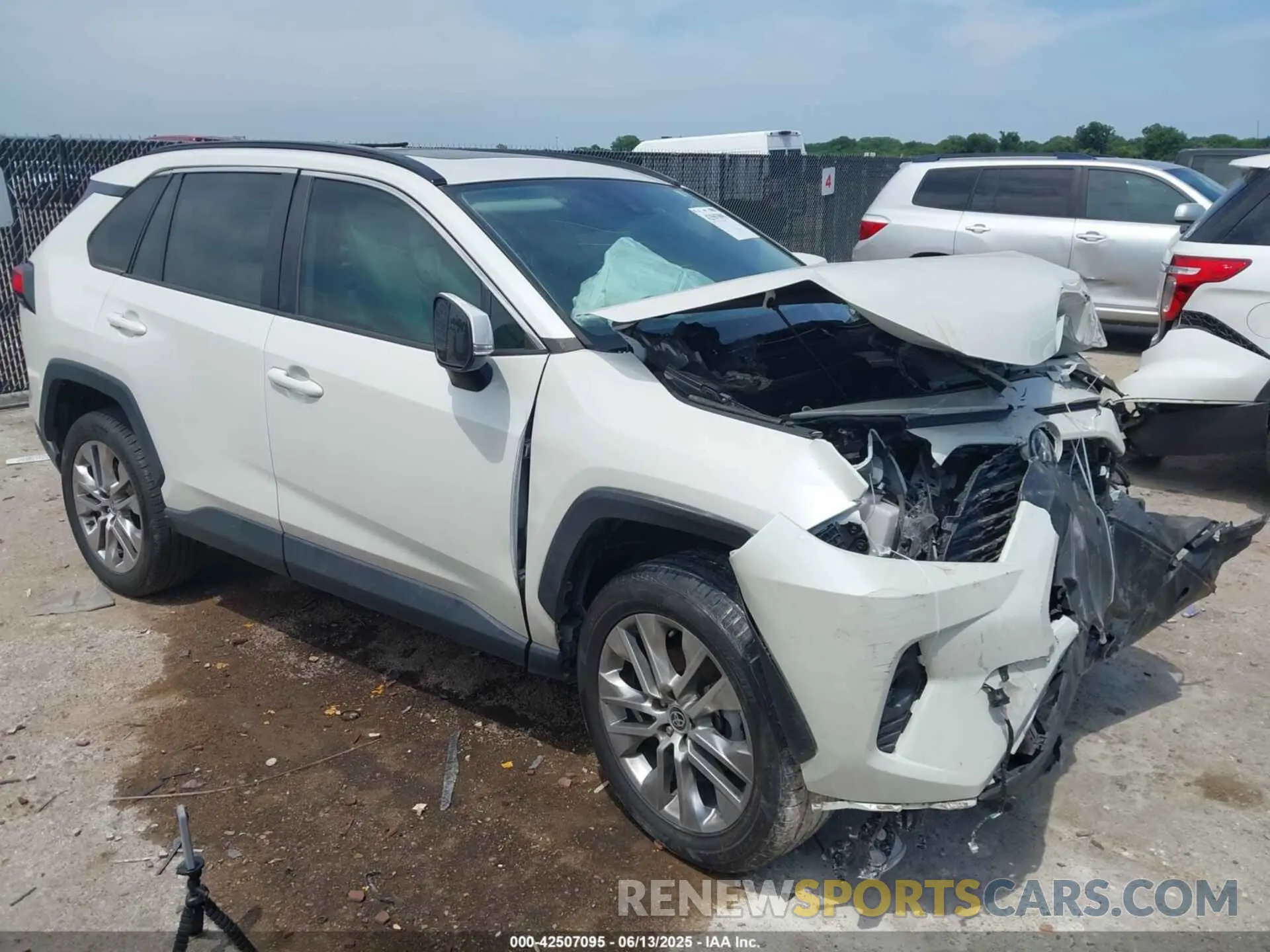 1 Фотография поврежденного автомобиля 2T3C1RFV8MW140171 TOYOTA RAV4 2021