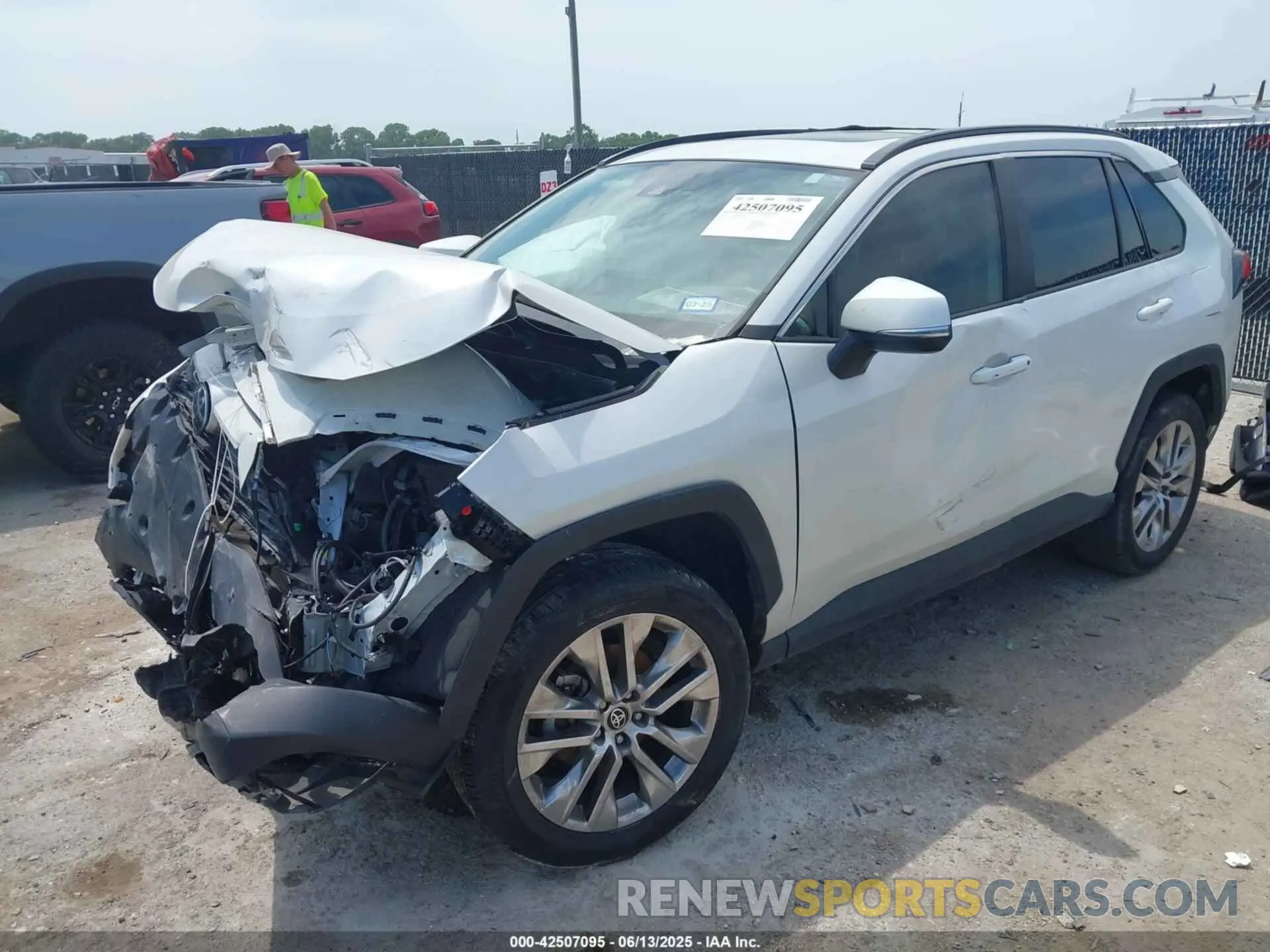 2 Фотография поврежденного автомобиля 2T3C1RFV8MW140171 TOYOTA RAV4 2021