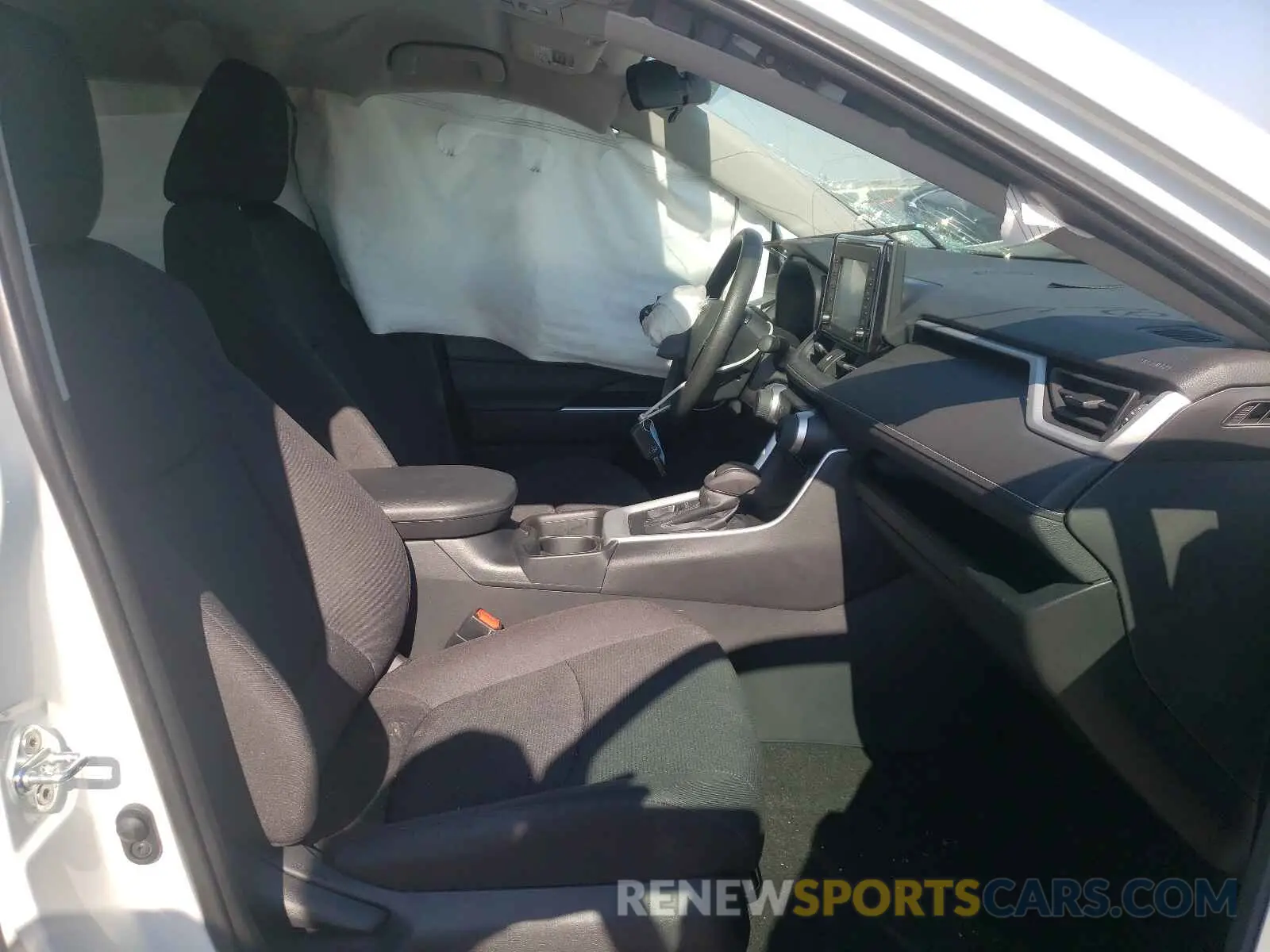 5 Photograph of a damaged car 2T3G1RFV6MW140817 TOYOTA RAV4 2021