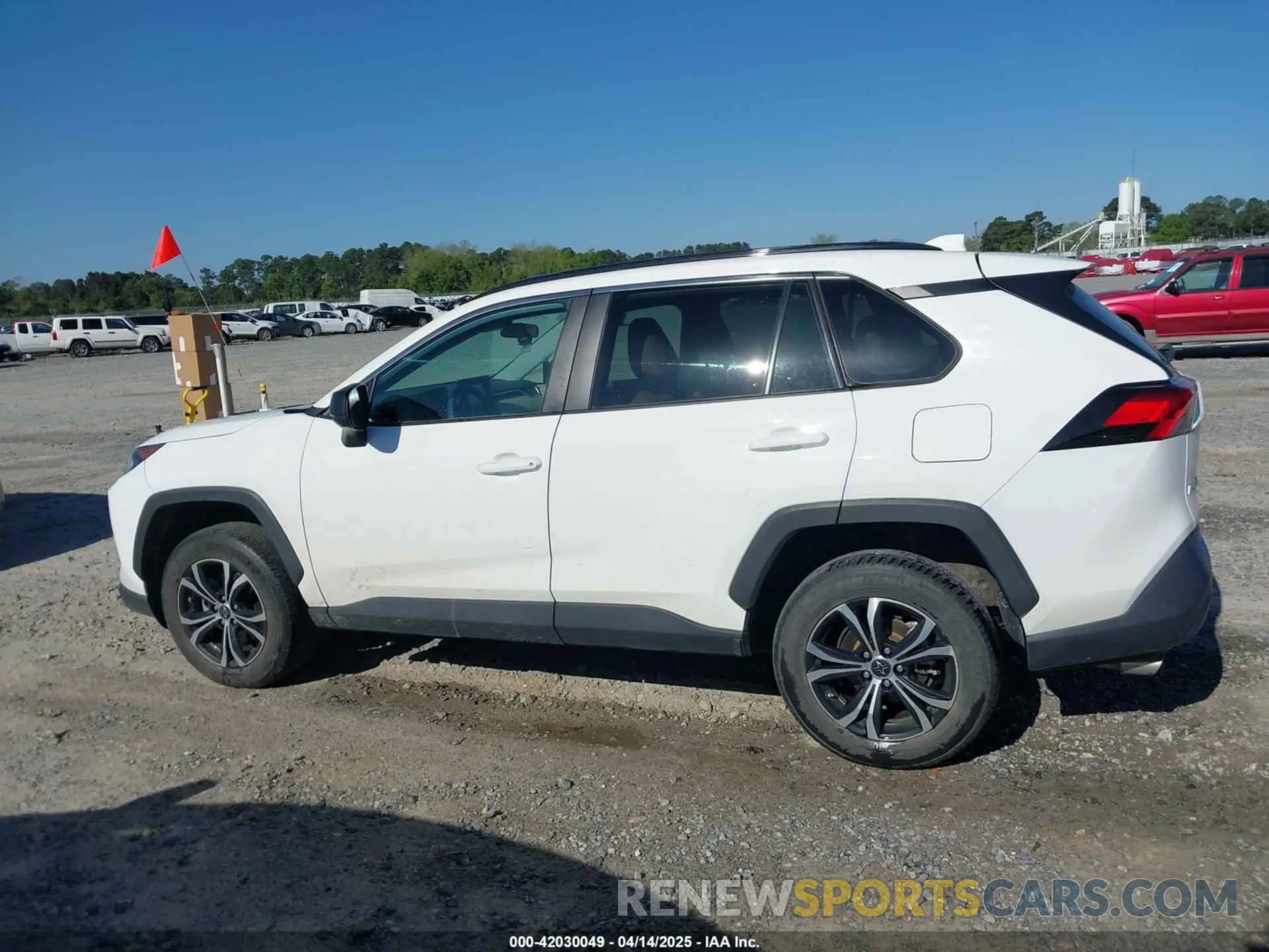 14 Photograph of a damaged car 2T3H1RFV0MW115299 TOYOTA RAV4 2021