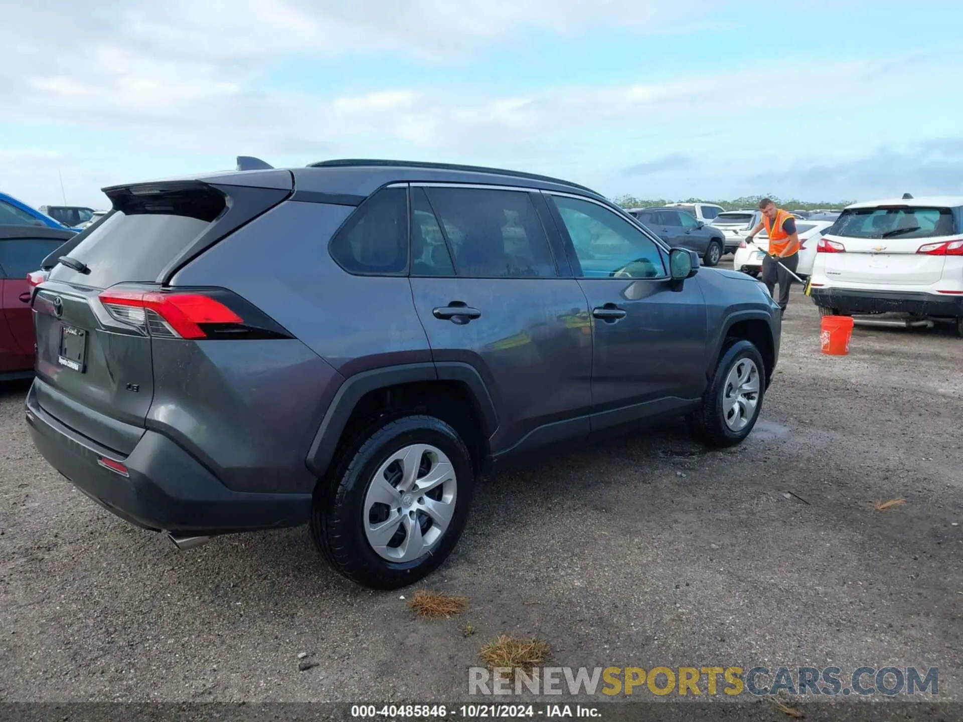 4 Photograph of a damaged car 2T3H1RFV1MC096537 TOYOTA RAV4 2021