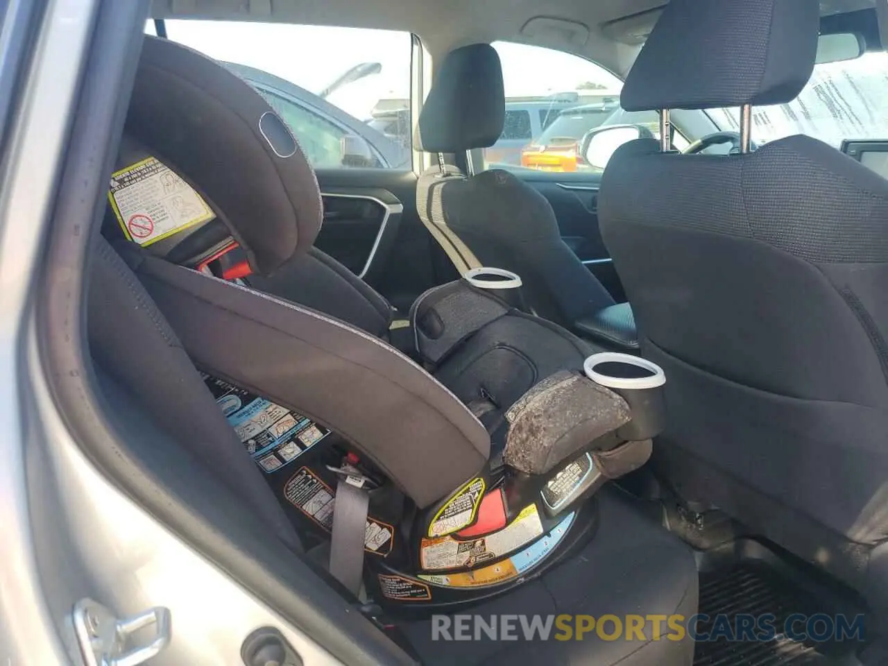 11 Photograph of a damaged car 2T3H1RFV3MW127785 TOYOTA RAV4 2021