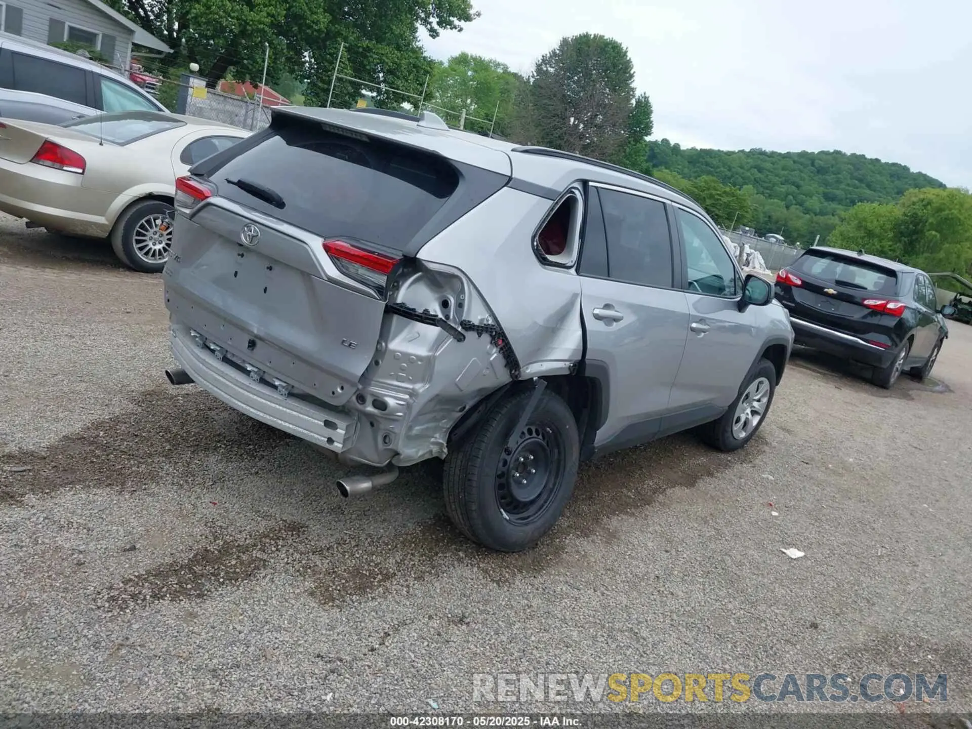 4 Photograph of a damaged car 2T3H1RFV5MW180990 TOYOTA RAV4 2021