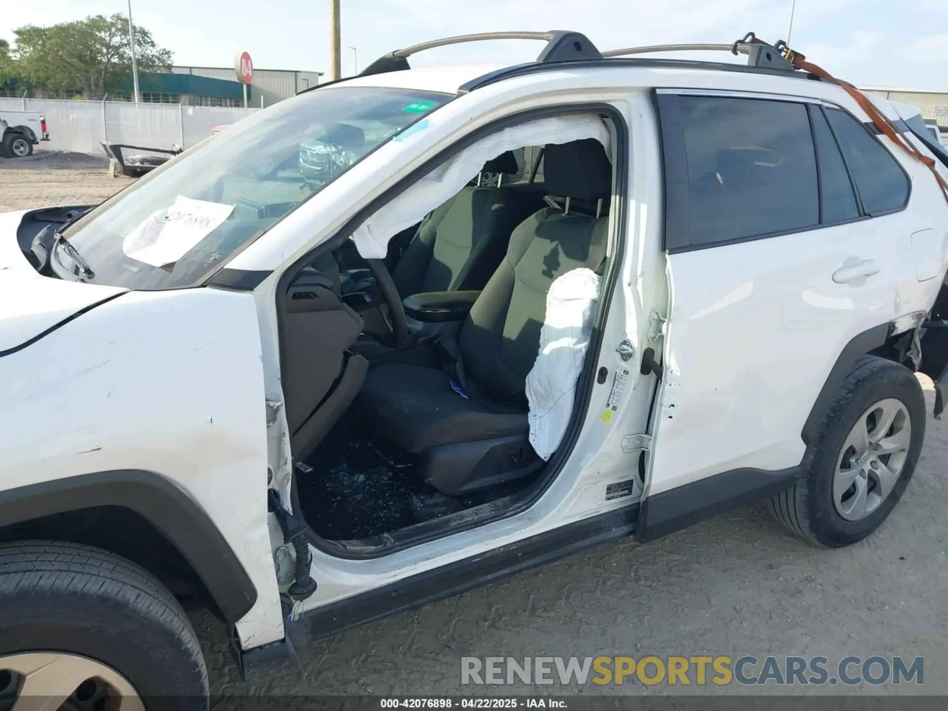 6 Photograph of a damaged car 2T3H1RFV6MC166453 TOYOTA RAV4 2021