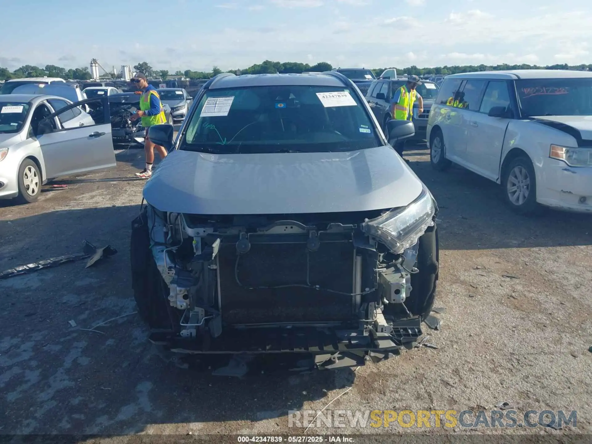 12 Photograph of a damaged car 2T3H1RFV6MW137050 TOYOTA RAV4 2021
