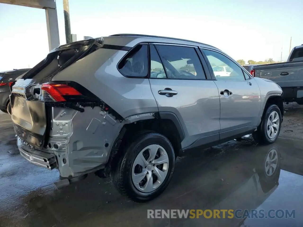 3 Фотография поврежденного автомобиля 2T3H1RFV7MC132232 TOYOTA RAV4 2021