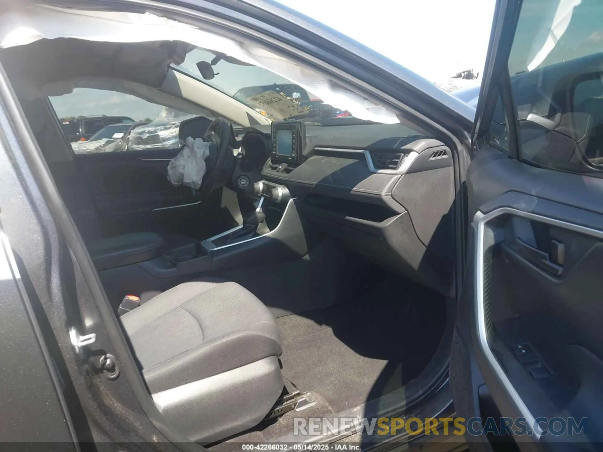 5 Photograph of a damaged car 2T3H1RFV8MC147368 TOYOTA RAV4 2021