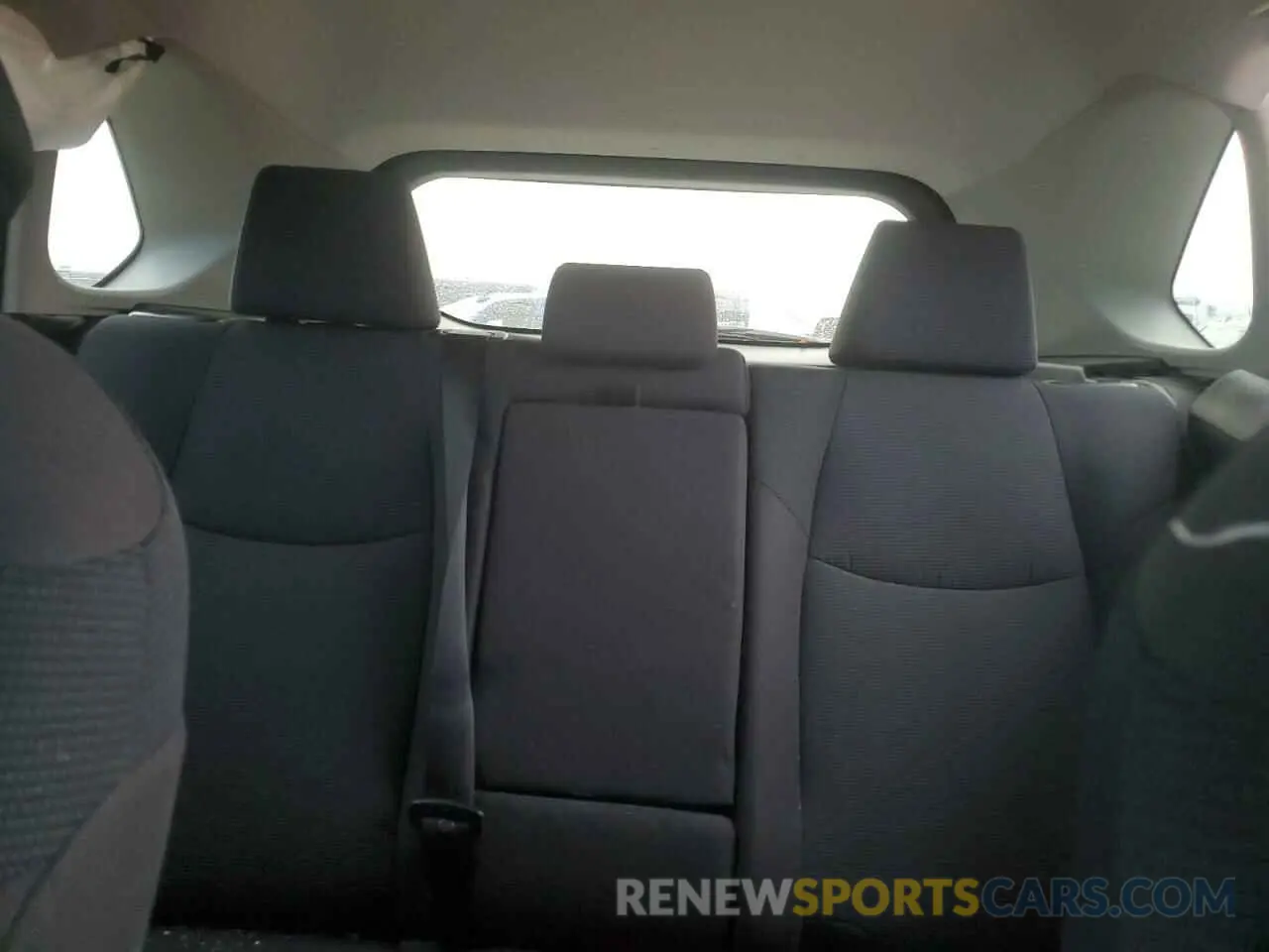 10 Photograph of a damaged car 2T3H1RFV8MW136157 TOYOTA RAV4 2021