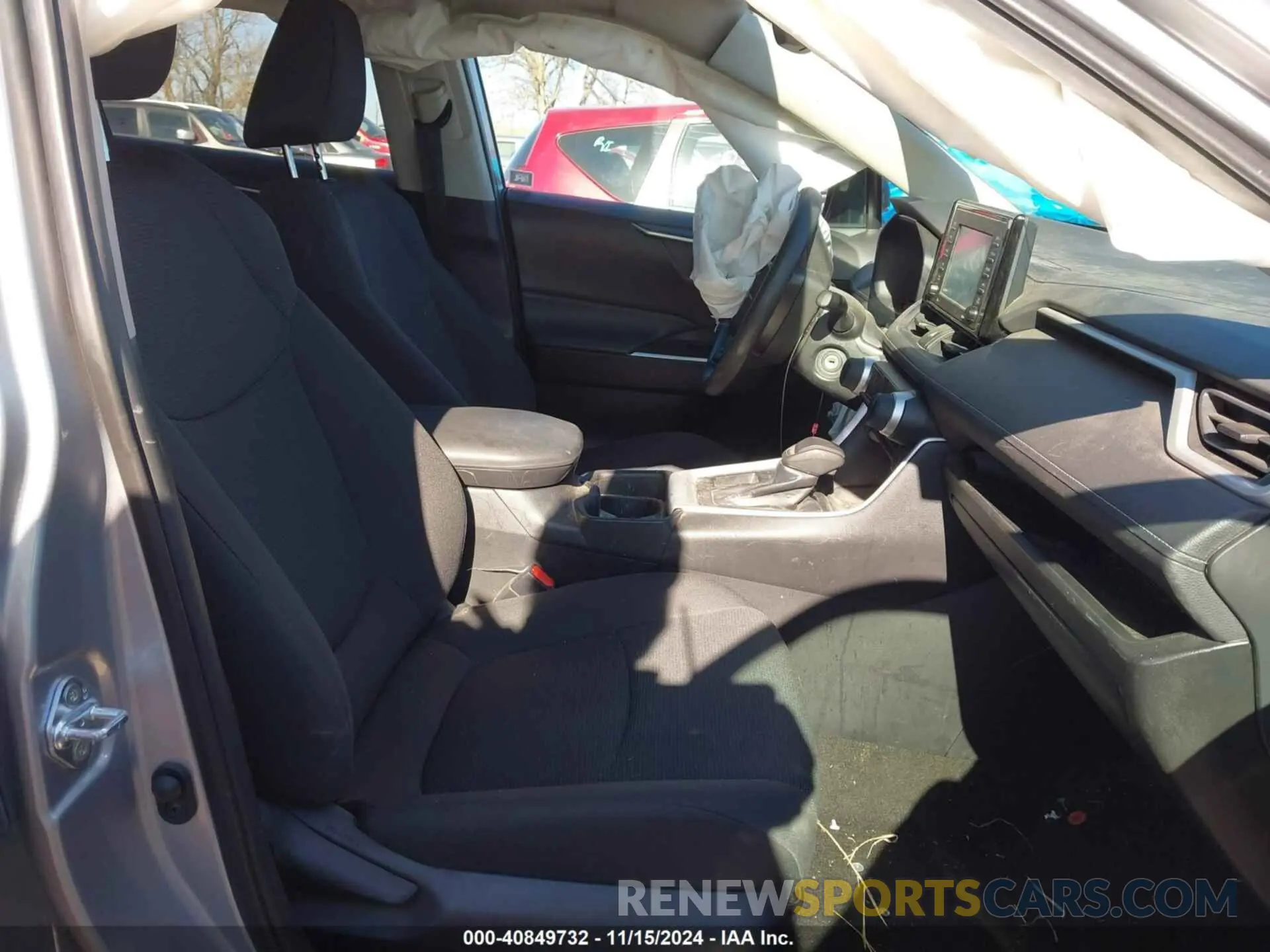 5 Photograph of a damaged car 2T3H1RFV9MC136363 TOYOTA RAV4 2021