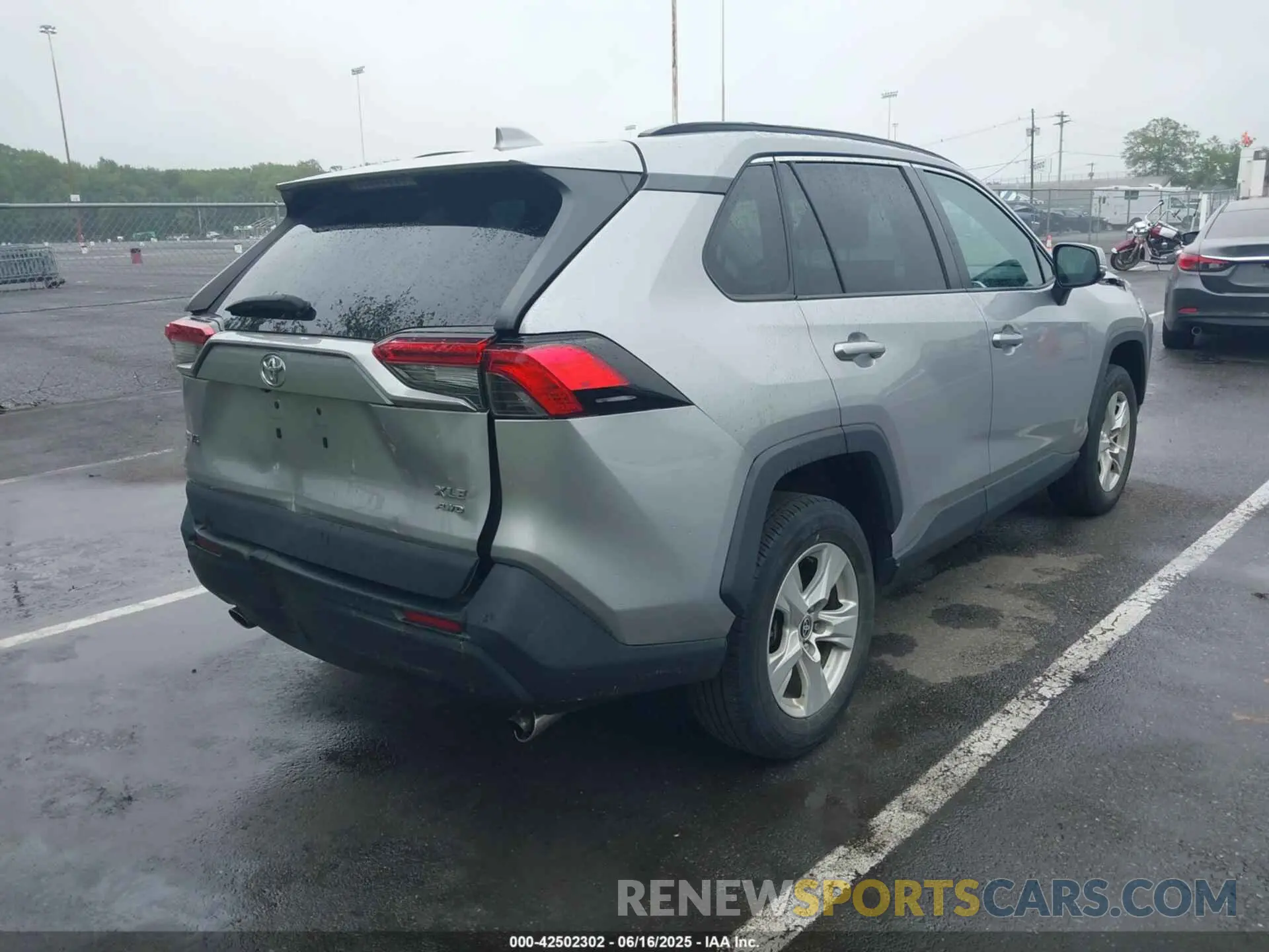 4 Photograph of a damaged car 2T3P1RFV0MC225671 TOYOTA RAV4 2021