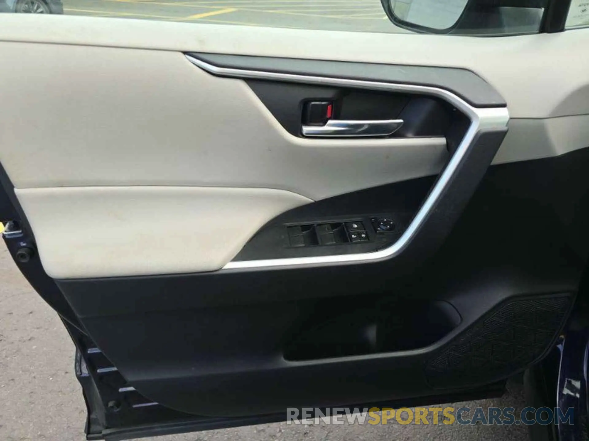 1 Photograph of a damaged car 2T3P1RFV0MW225619 TOYOTA RAV4 2021